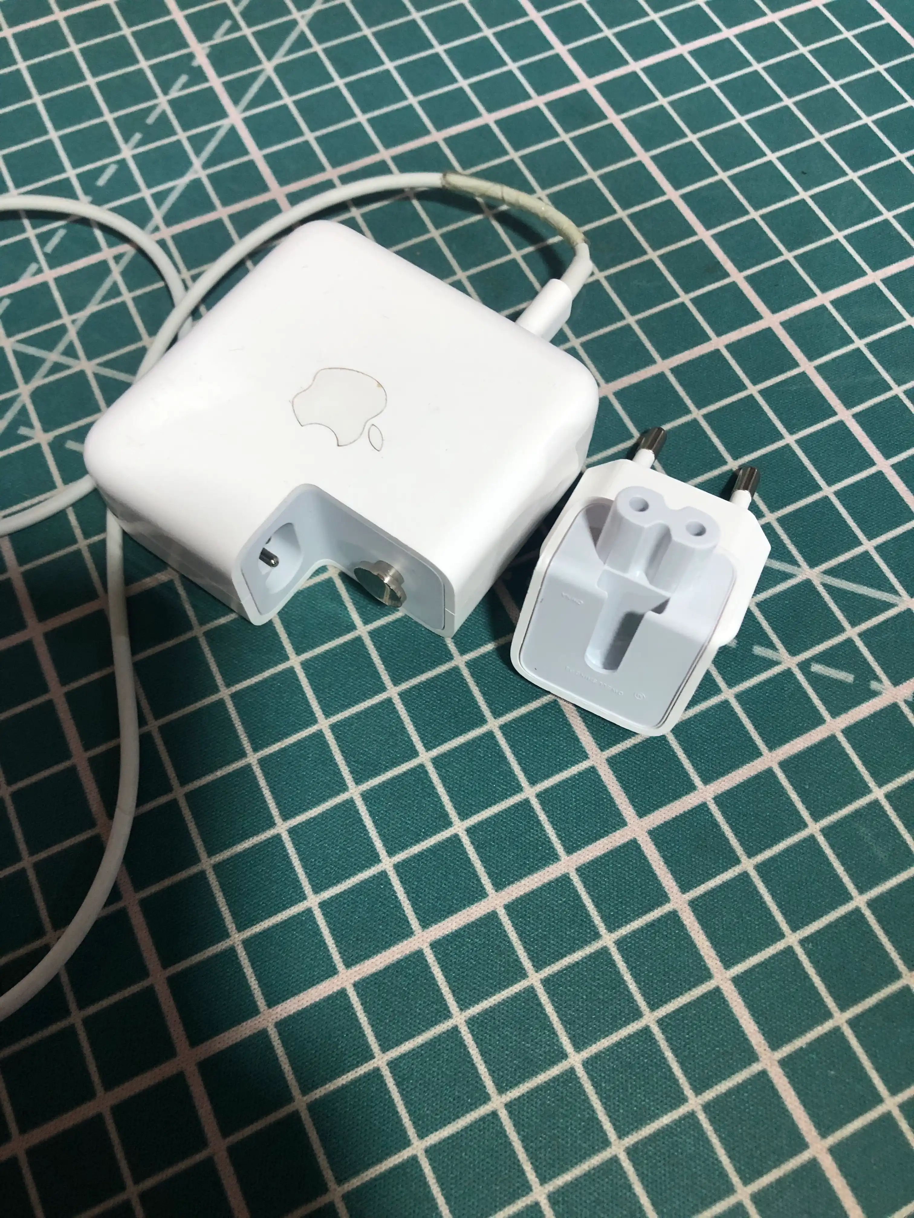 MacBook va iPad uchun EuroVilk adapteri va quvvatlash moslamasi