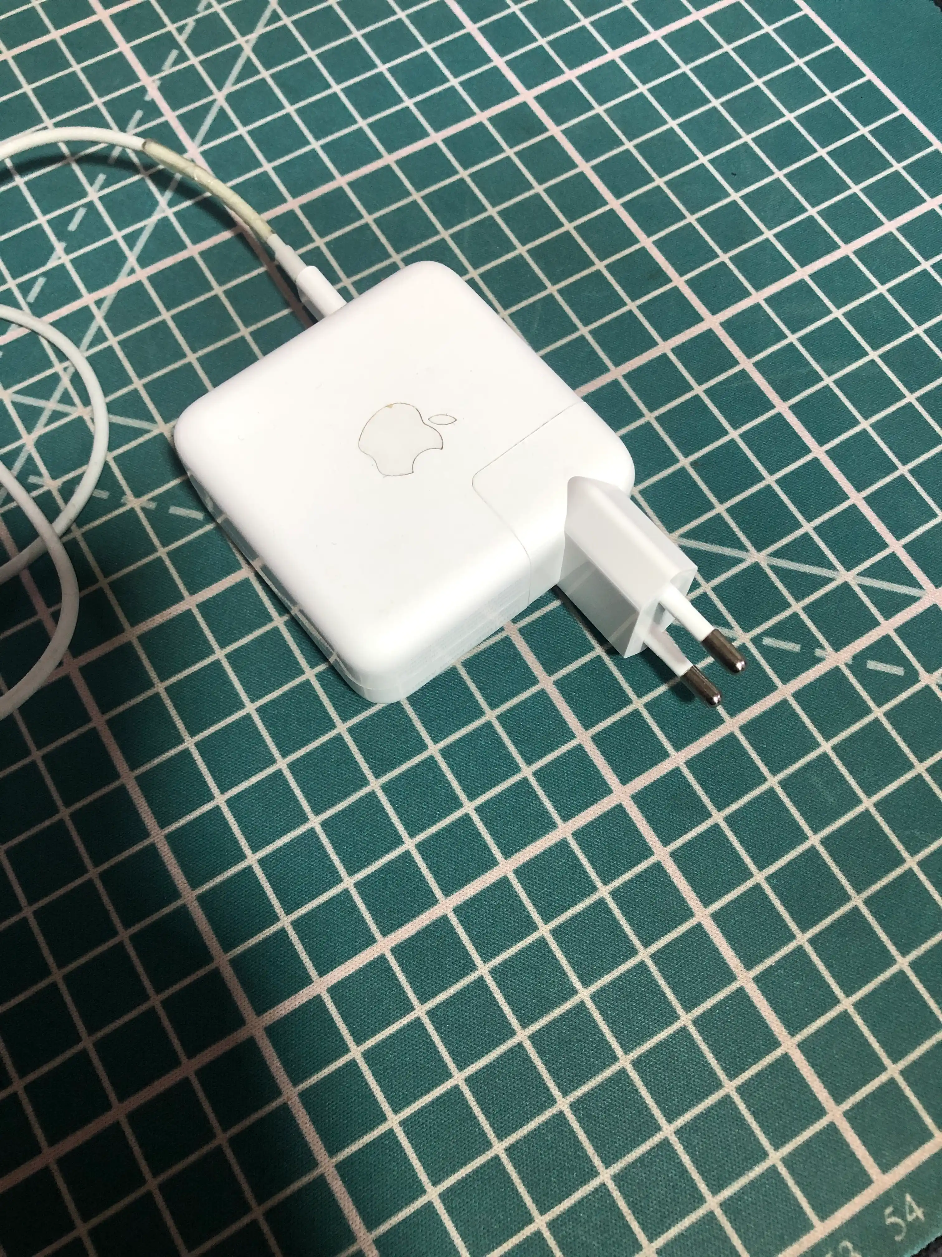 MacBook va iPad uchun EuroVilk adapteri va quvvatlash moslamasi