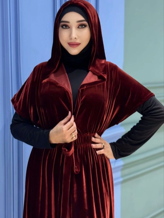 Velur materialdan tikilgan hijobli abaya — nafis va zamonaviy uslub