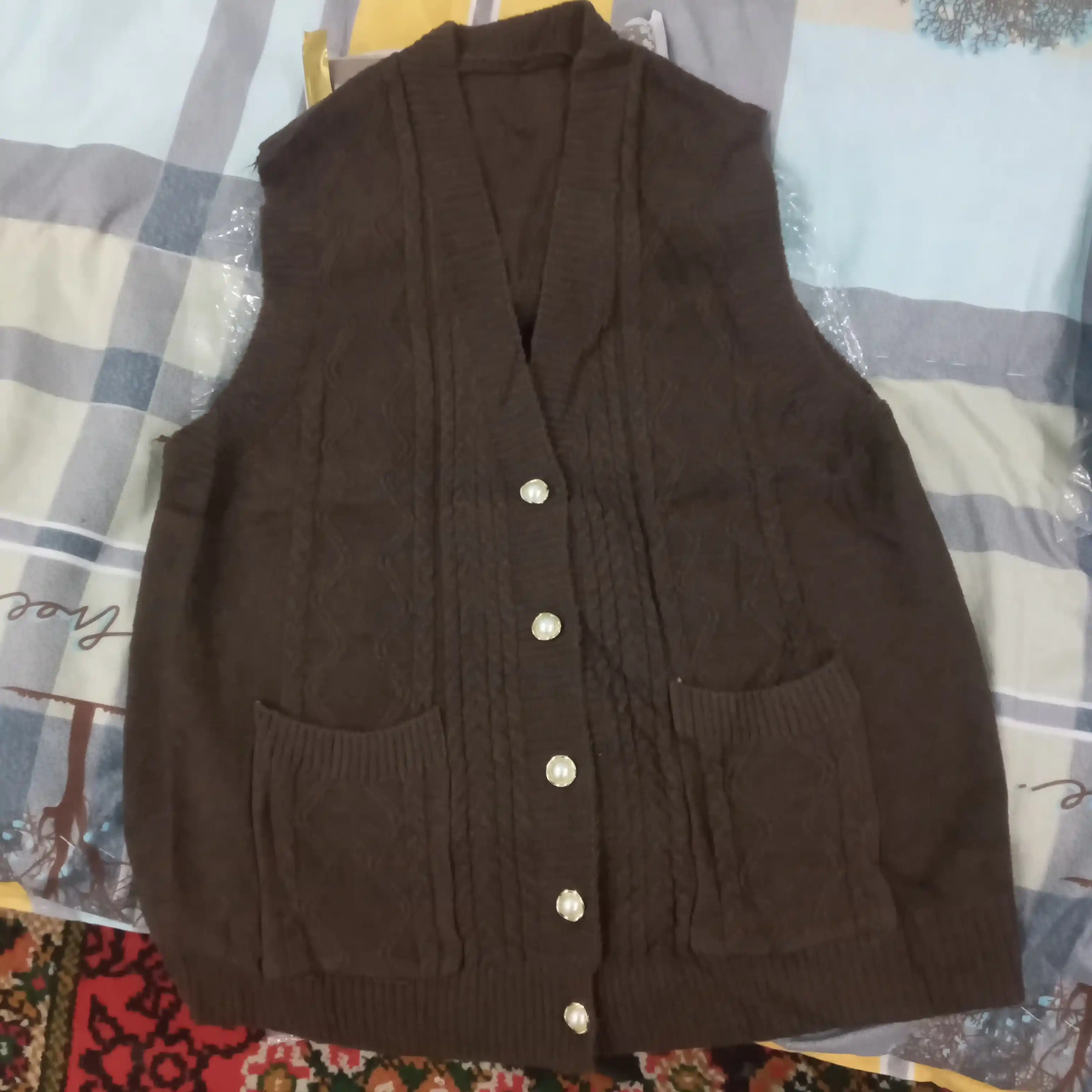 Ayollar uchun trikotaj jilet tugmali, cho‘ntakli, o;lcham 44-50