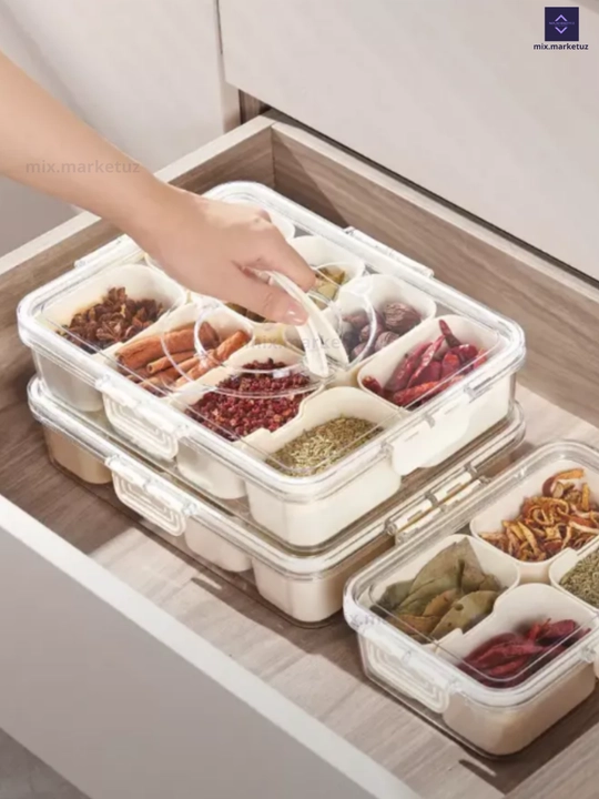 Контейнер с отсеками для еды и хранения продуктов. Мясо, фрукты, овощи, специи, зелени