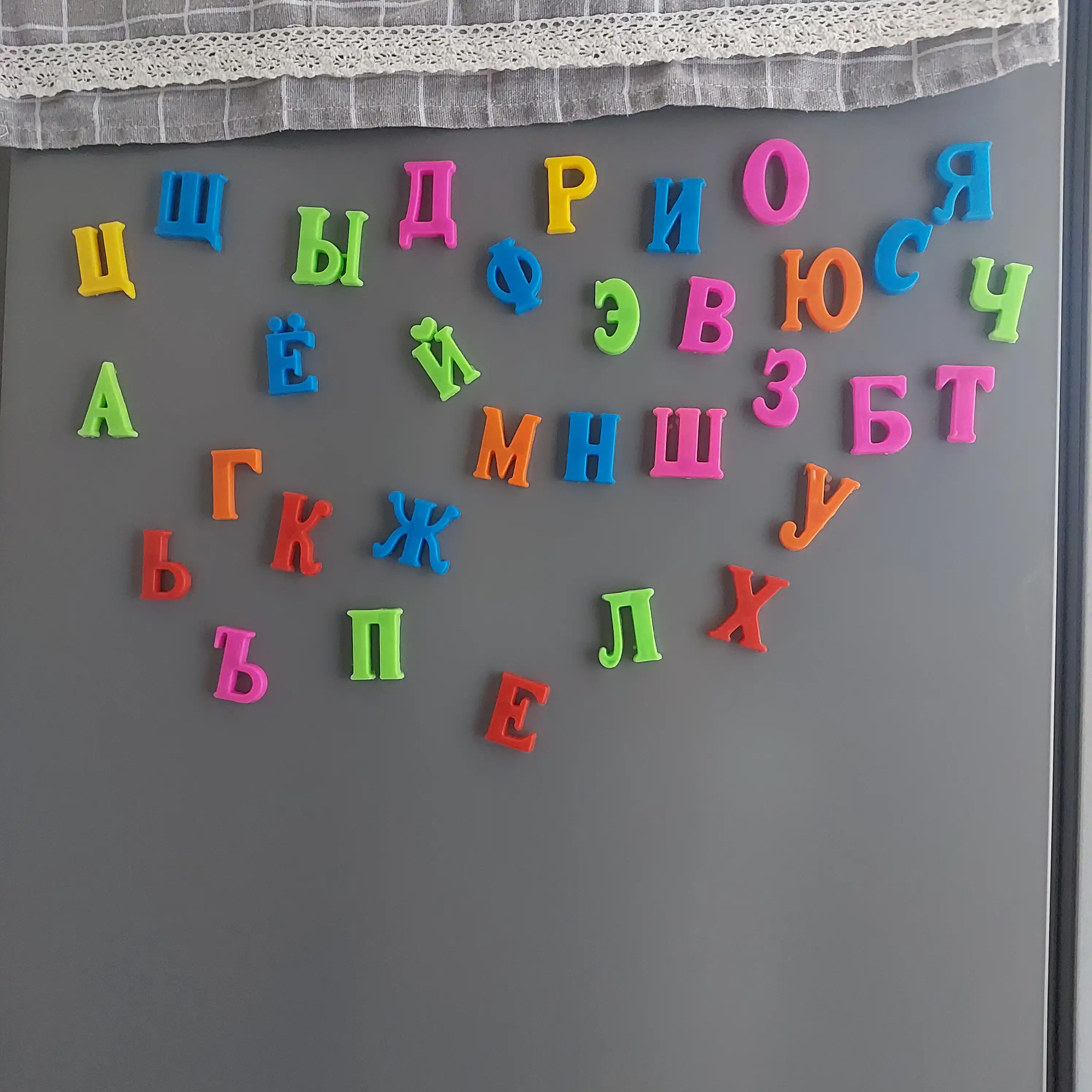 Rus, ingliz va arab tillarida magnit alifbosi, harflar va raqamlar