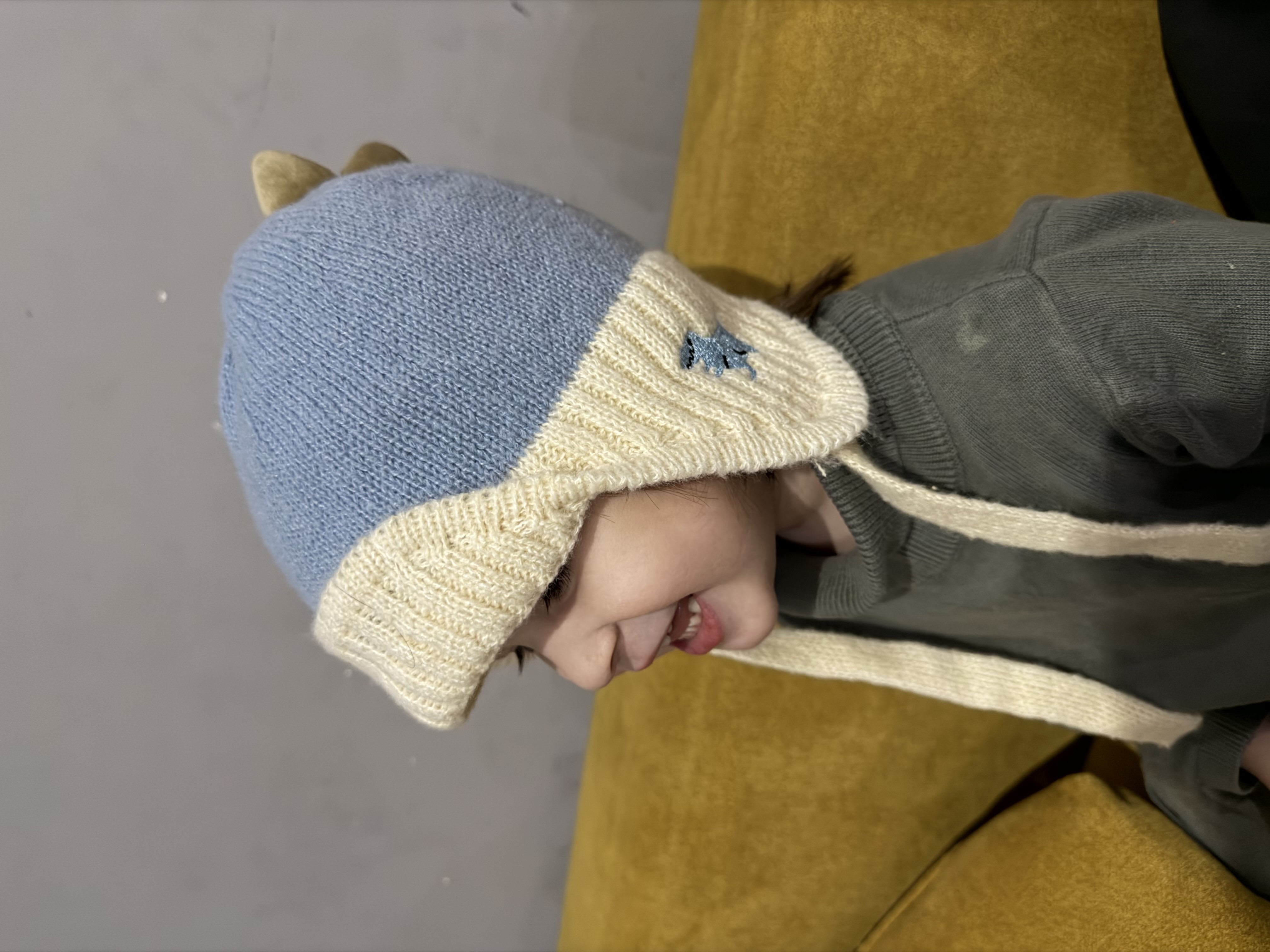 Детская шапка с динозавром – мягкая, тёплая и удобная