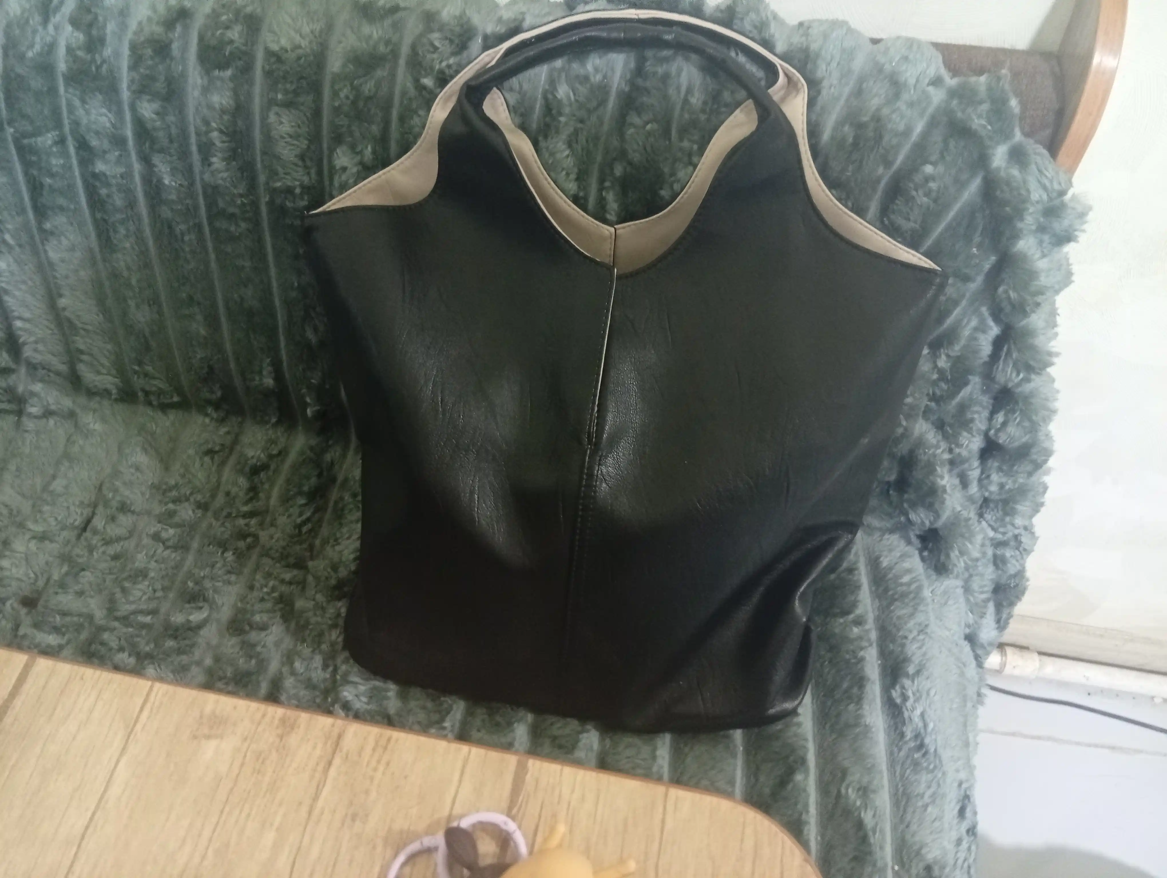 Ayollar uchun katta sun’iy charmdan tayyorlangan shopper-sumka
