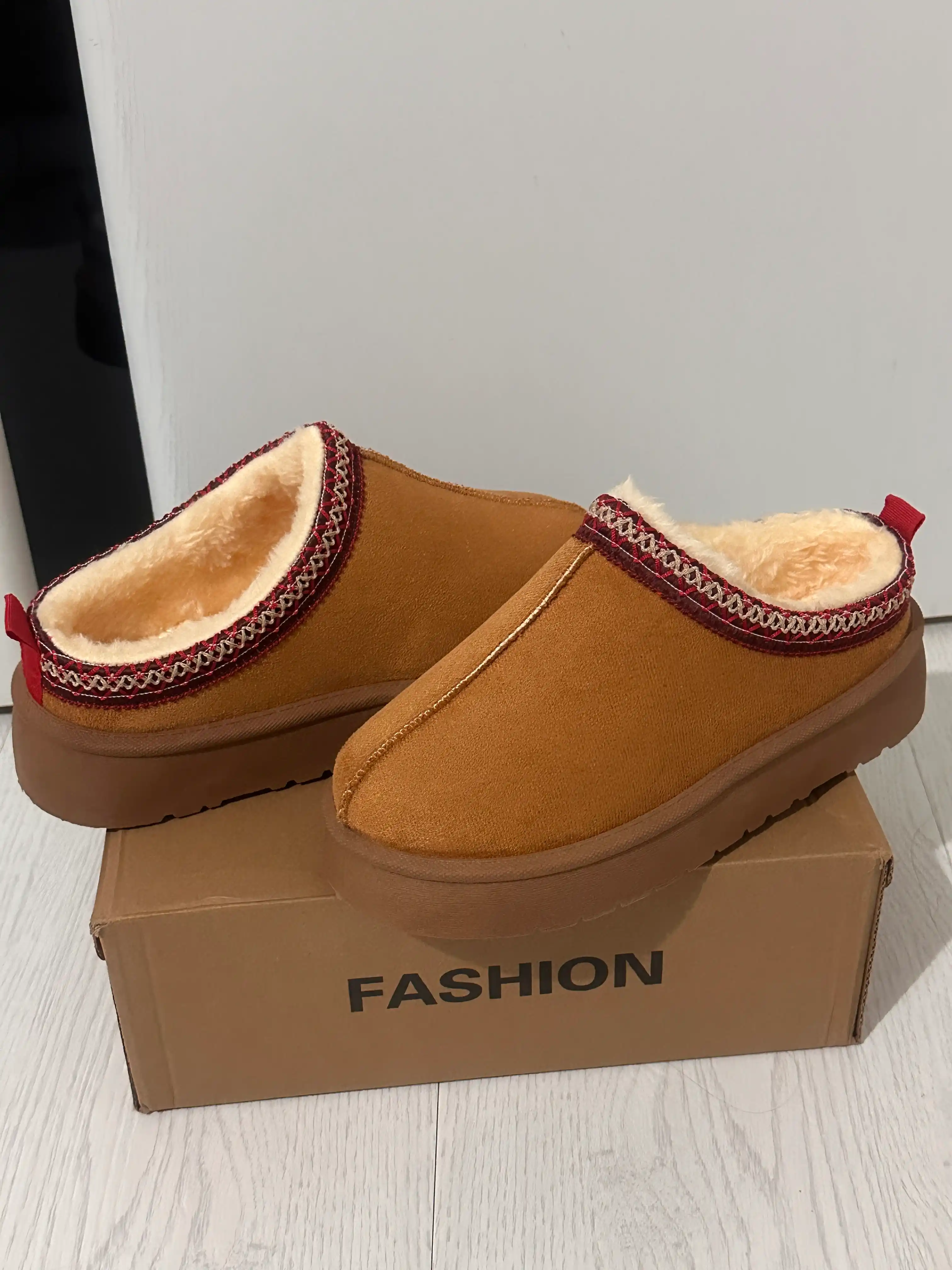 Mo'ynali astarli ayollar uchun kalta Ugg etiklari. 1 o'lcham kichik