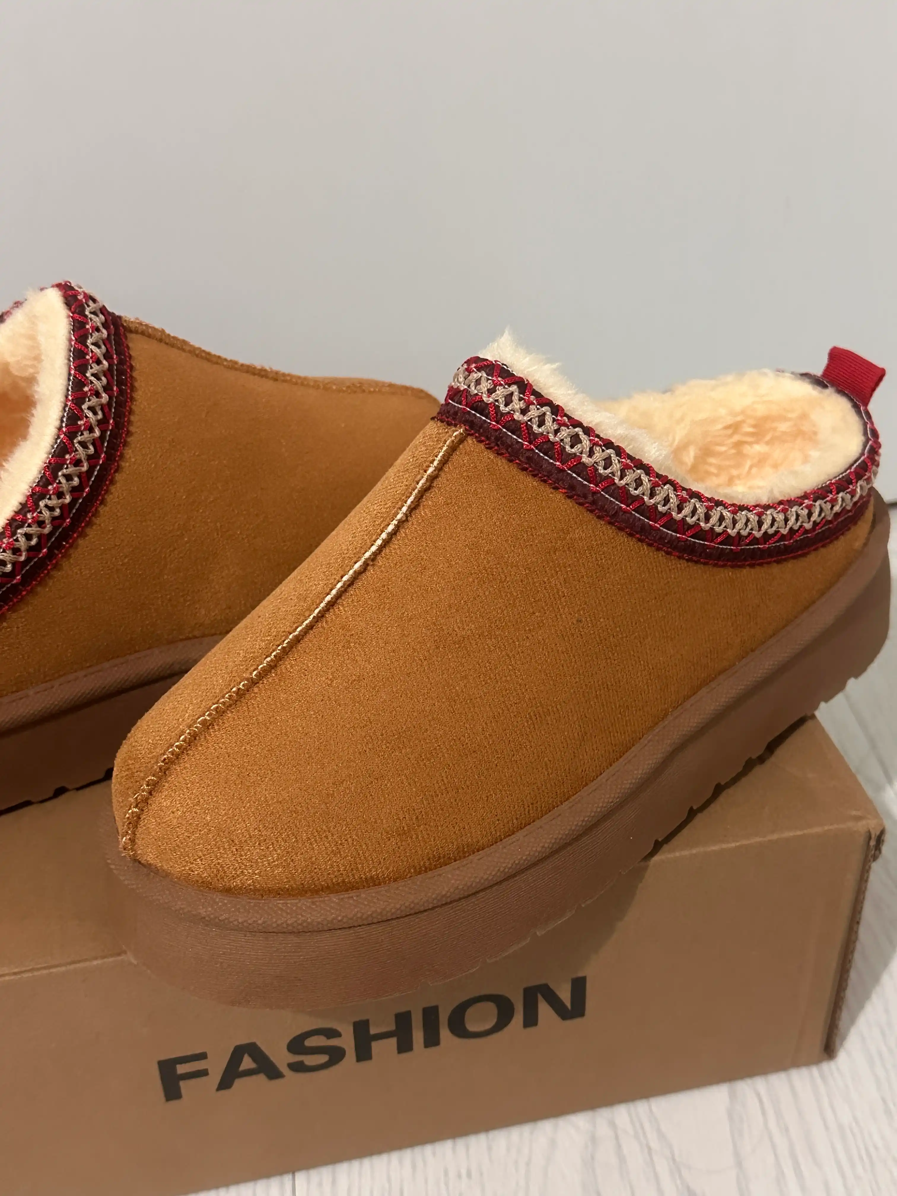 Mo'ynali astarli ayollar uchun kalta Ugg etiklari. 1 o'lcham kichik