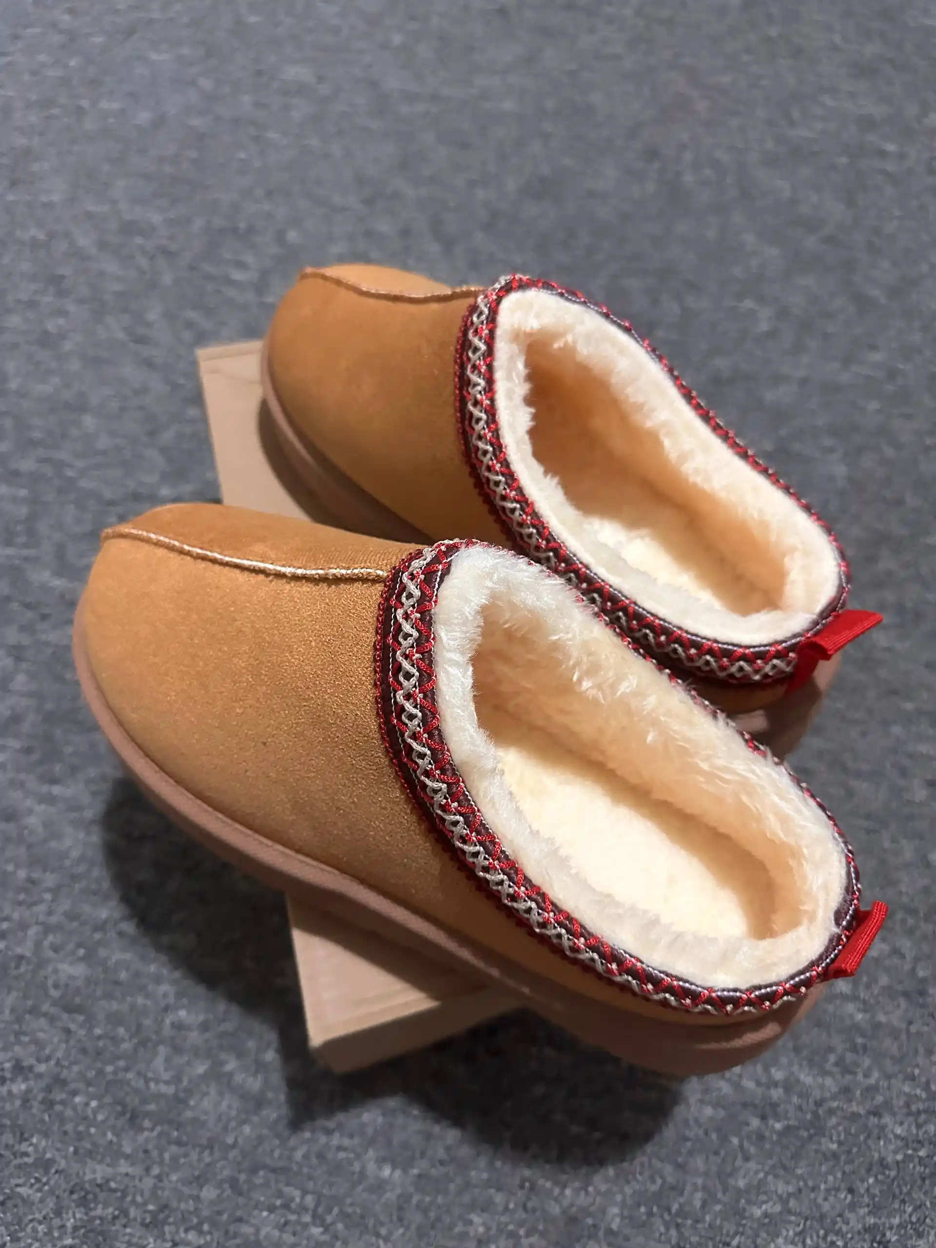 Mo'ynali astarli ayollar uchun kalta Ugg etiklari. 1 o'lcham kichik