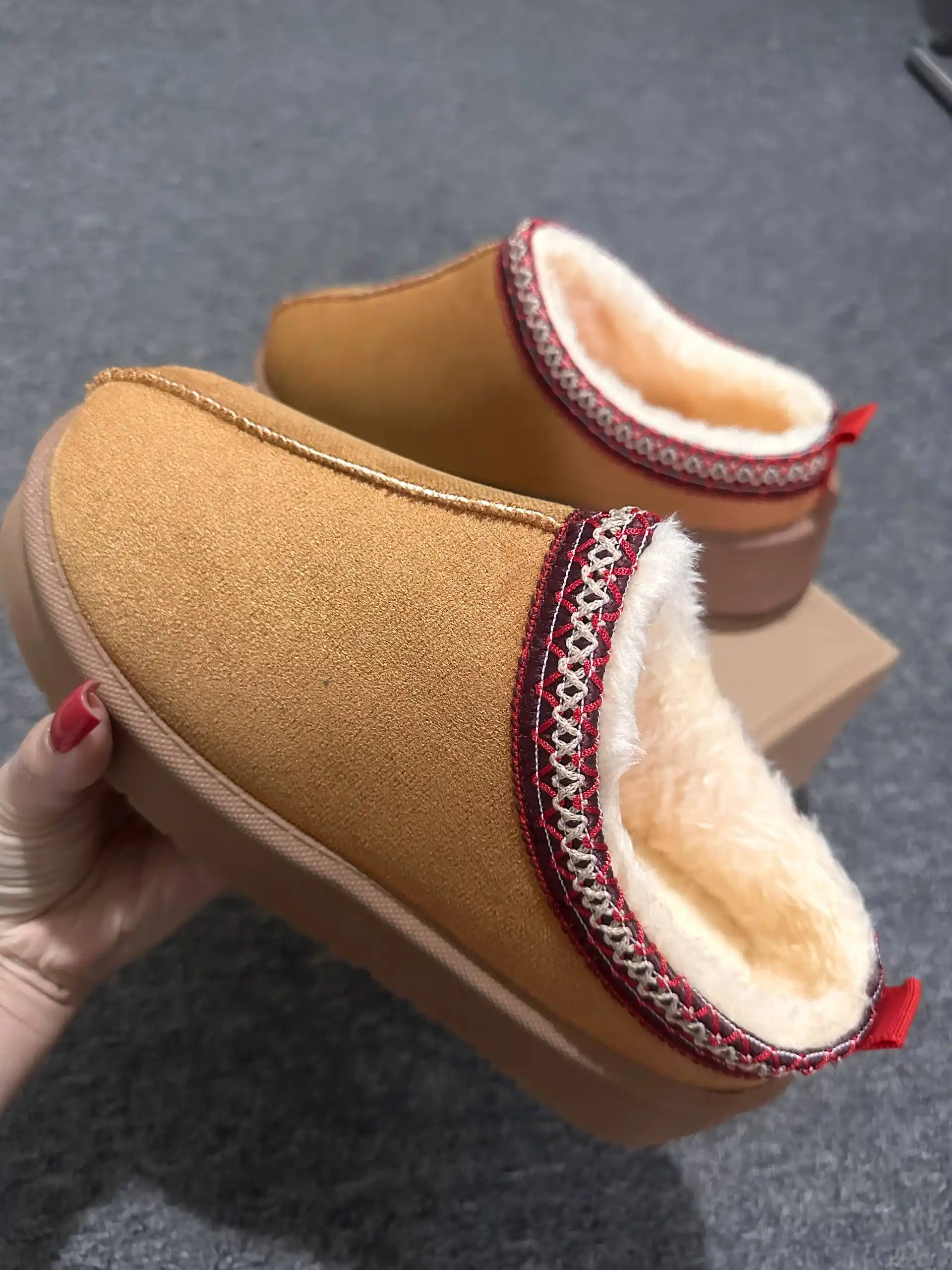 Mo'ynali astarli ayollar uchun kalta Ugg etiklari. 1 o'lcham kichik