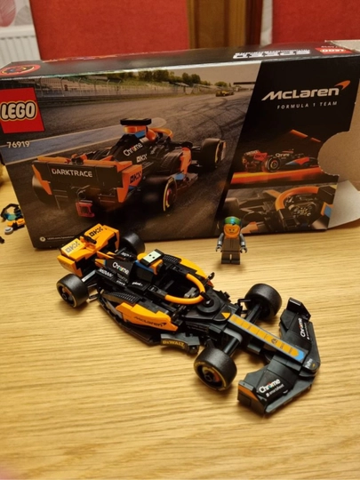 McLaren Formula 1 poyga mashinasini