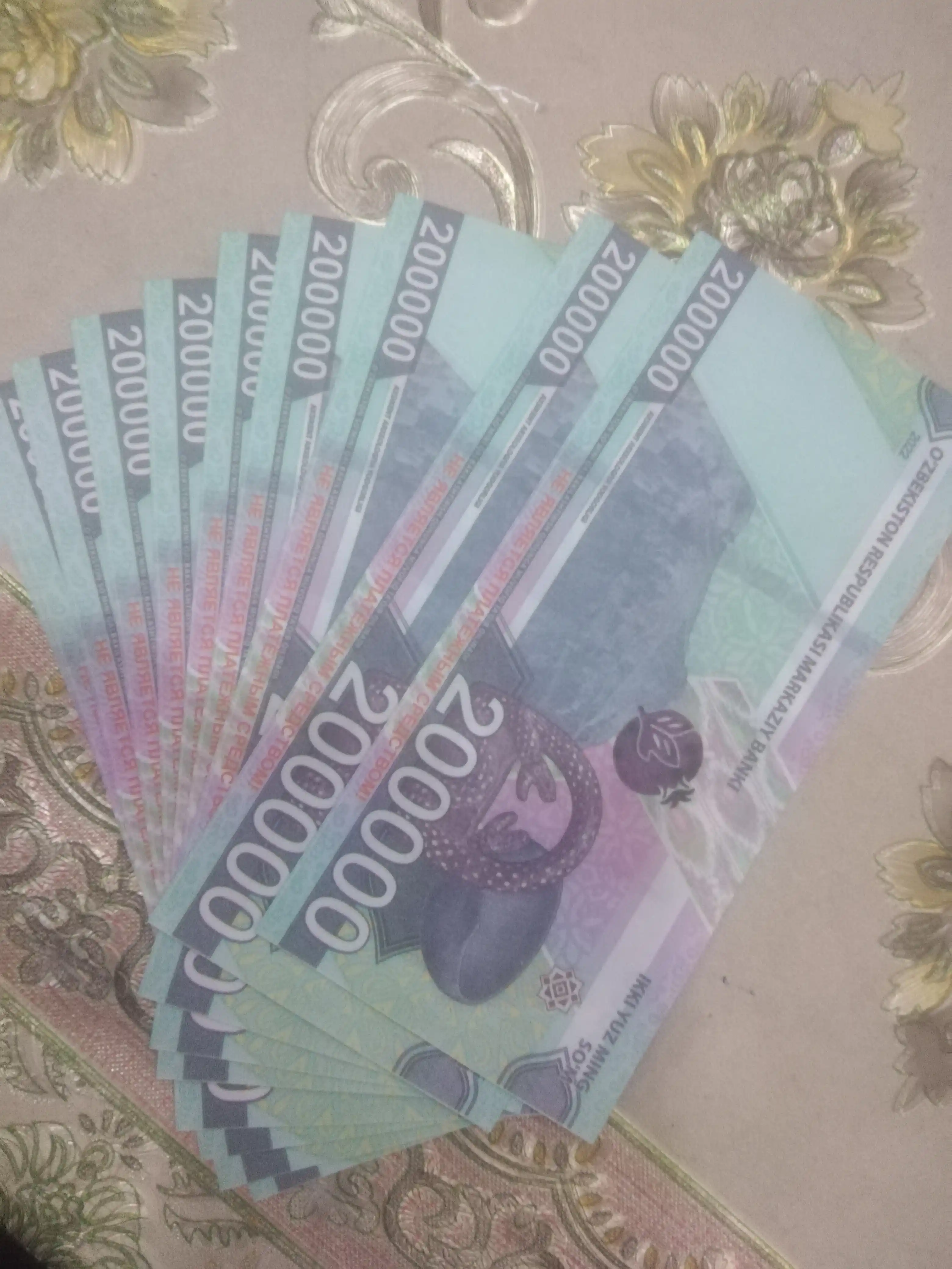 Suvenir pullar, so‘m kupyuralari, 50 ming, 100 mimg, 200 ming