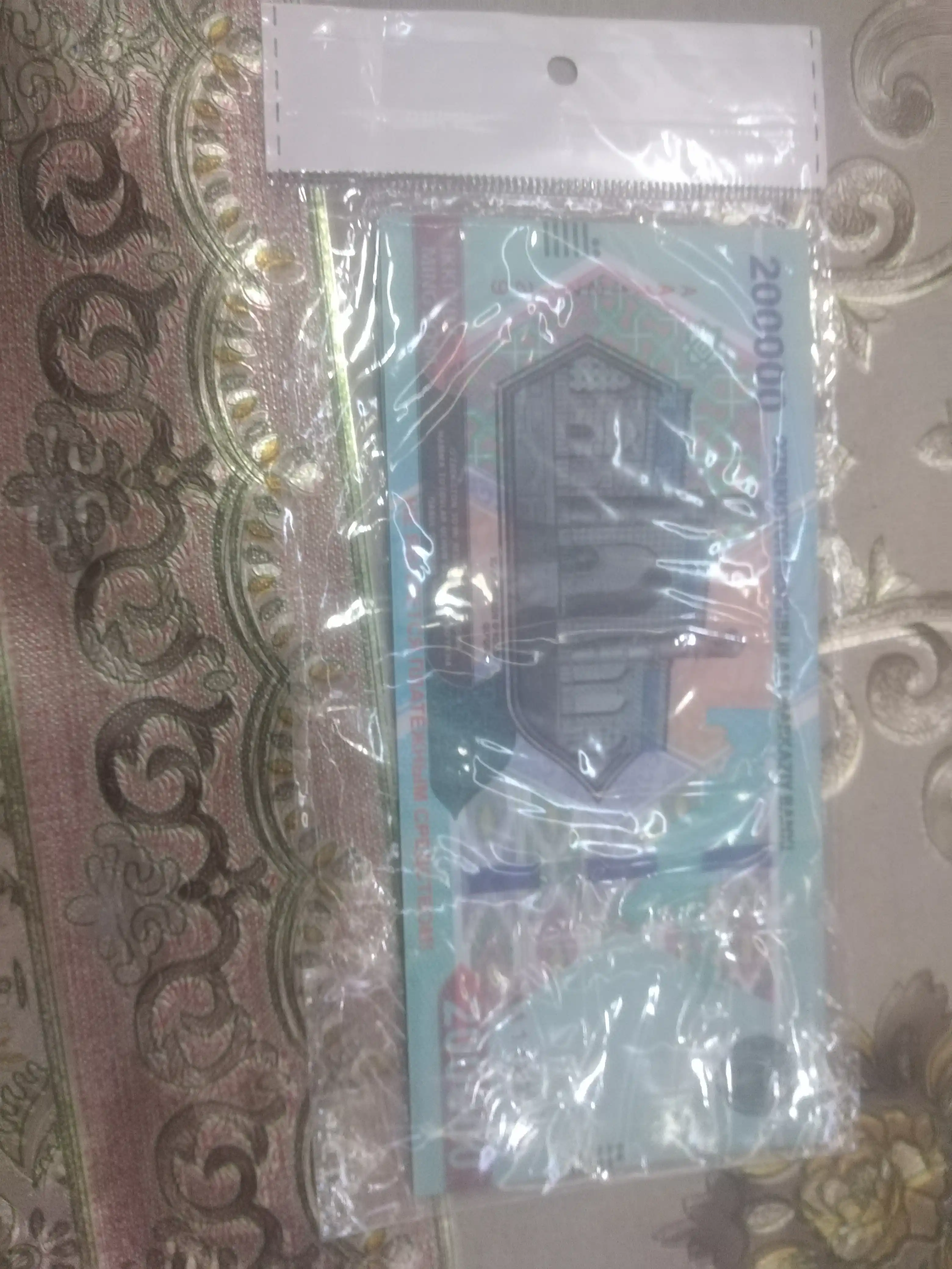 Suvenir pullar, so‘m kupyuralari, 50 ming, 100 mimg, 200 ming