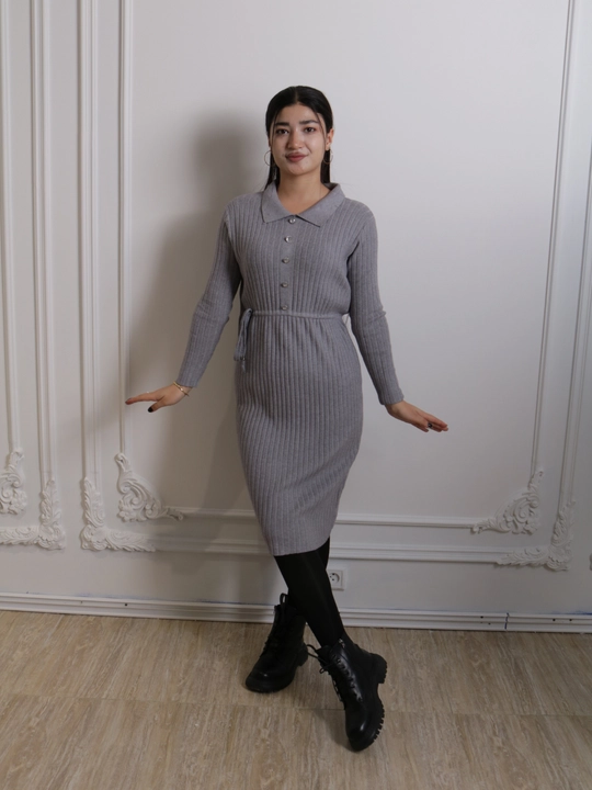 Yoqa va tugmali mitti to‘qima trikotaj ko‘ylak, belbog‘ to‘plamda