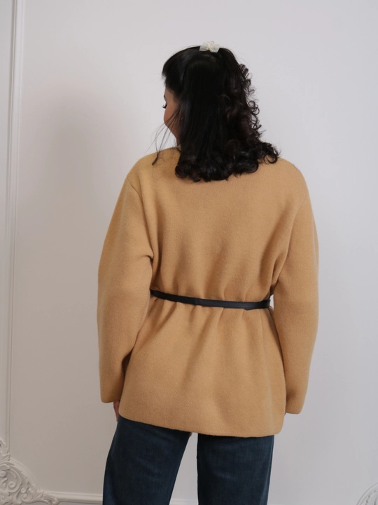 Ayollar jaket-kardigani, drapirovkali yoqa, to‘g‘ri bichimli, midi