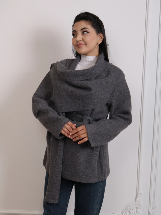 Ayollar jaket-kardigani, drapirovkali yoqa, to‘g‘ri bichimli, midi