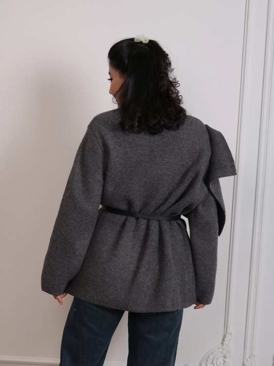 Ayollar jaket-kardigani, drapirovkali yoqa, to‘g‘ri bichimli, midi