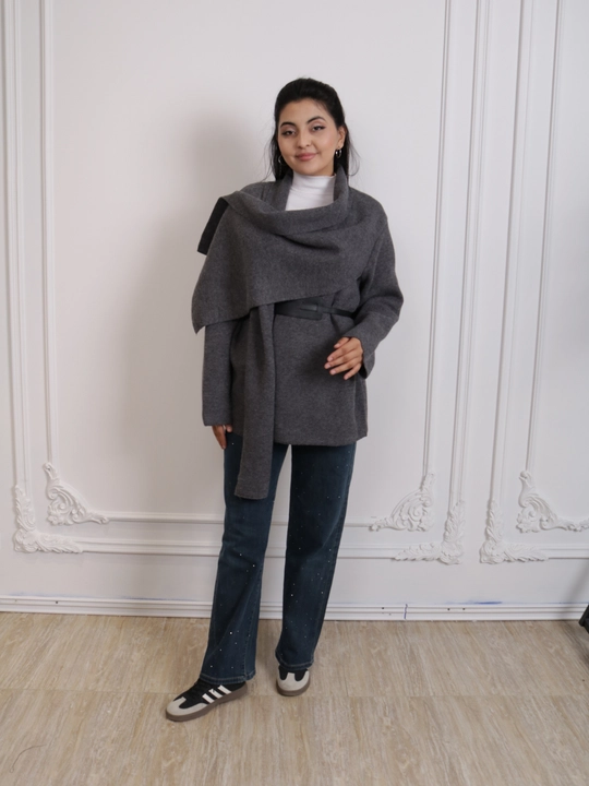 Ayollar jaket-kardigani, drapirovkali yoqa, to‘g‘ri bichimli, midi
