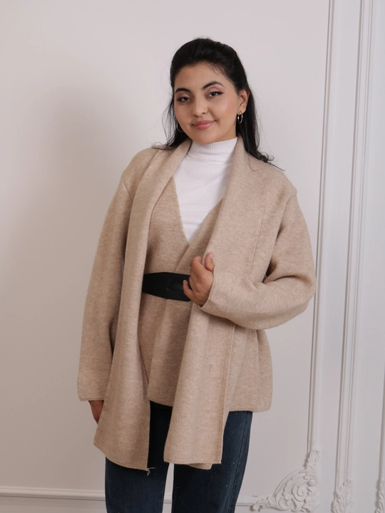Ayollar jaket-kardigani, drapirovkali yoqa, to‘g‘ri bichimli, midi