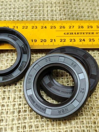Salnik UKS, 32 mm val uchun, TG4 (manjet o‘zaklangan), NBR