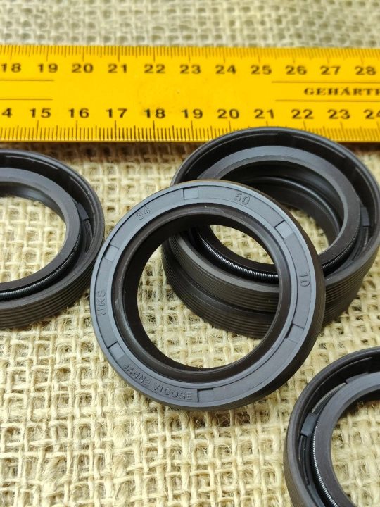 Salnik UKS, 34 mm val uchun, TG4, manjet o‘zaklangan, NBR
