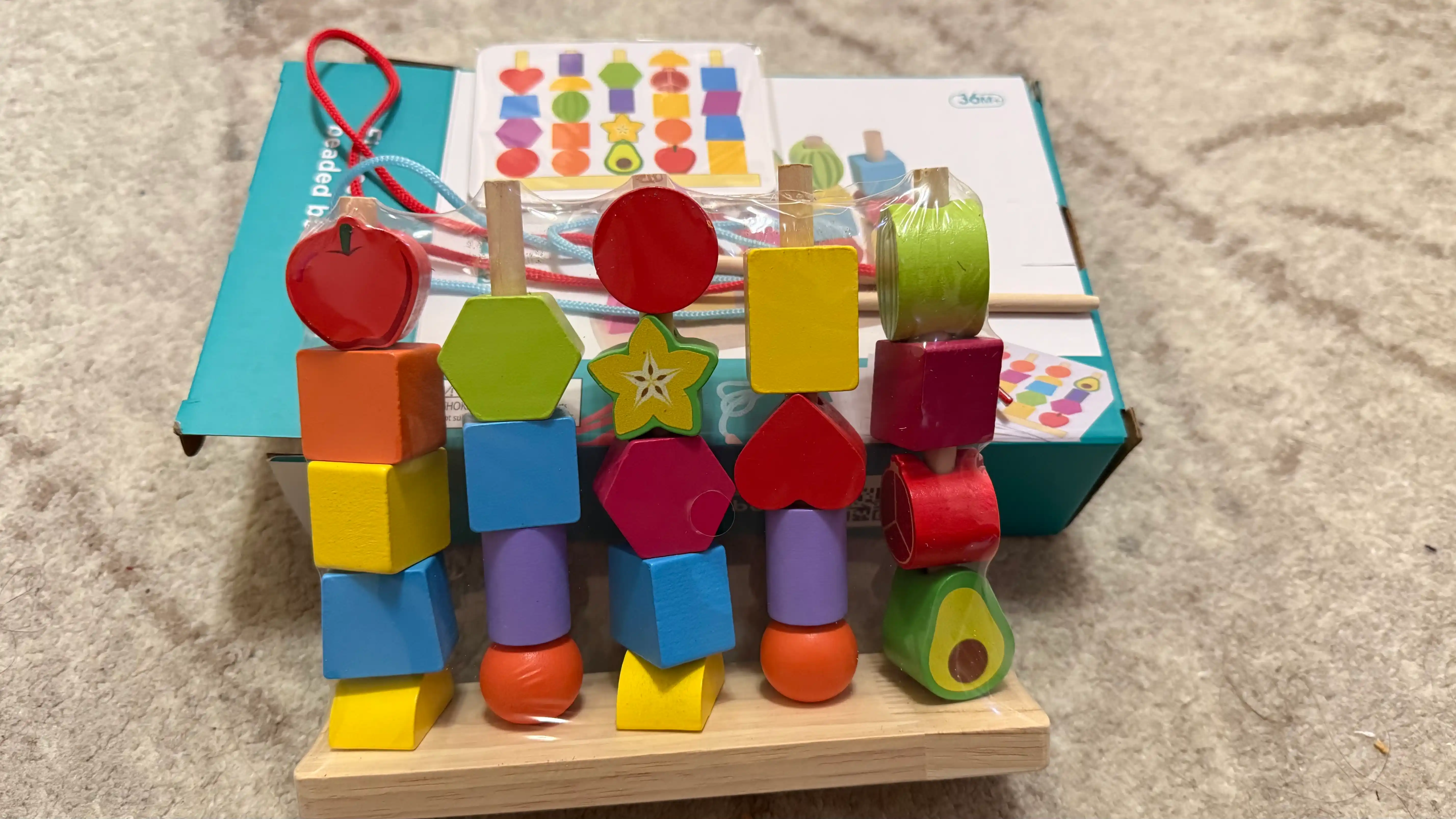 Sorter geometriya boncuklar bilan, beshta ustunda, bolalar uchun, rivojlanayotgan Montesso