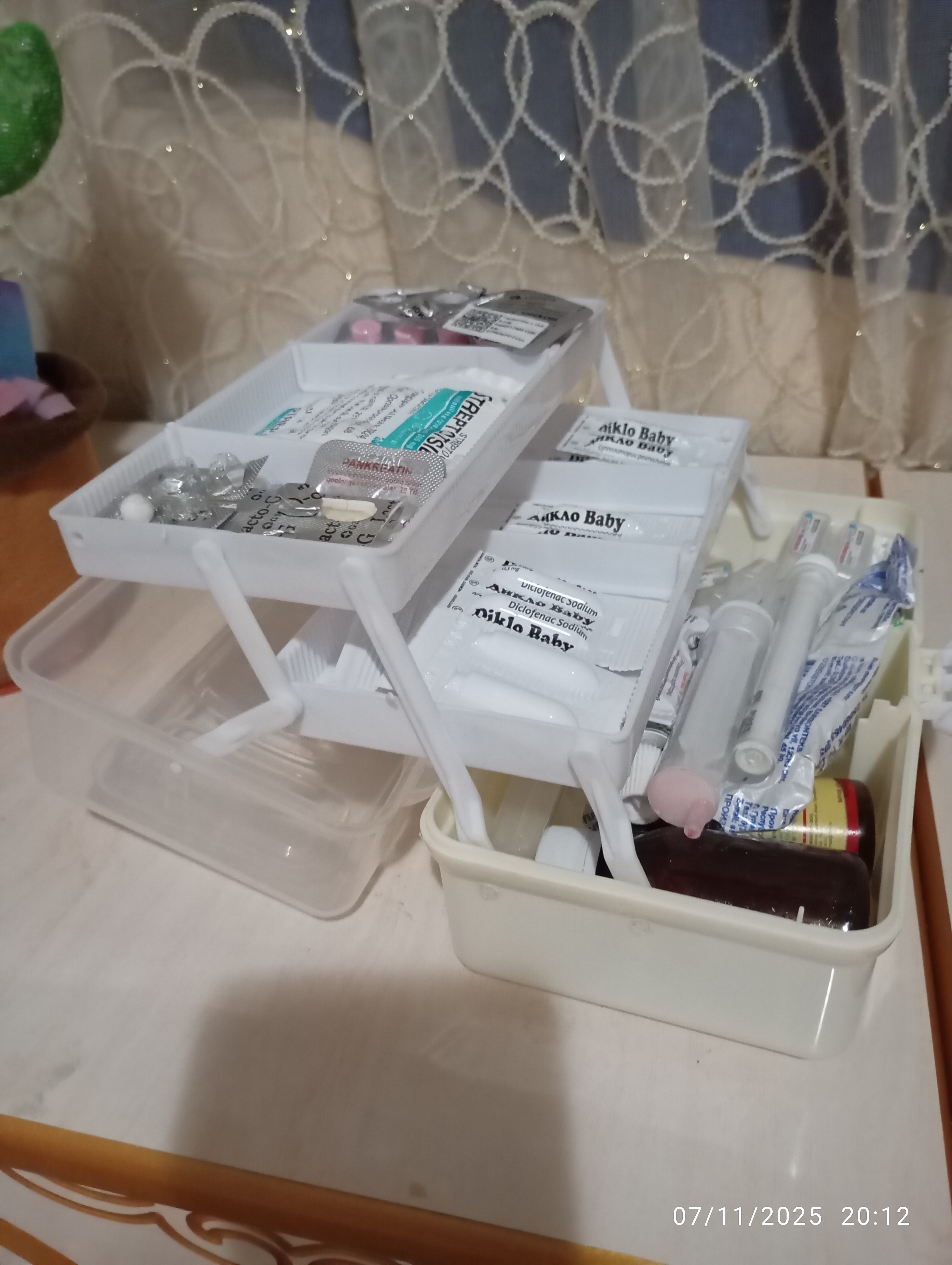 Yo‘l, uy aptechkasi, dori-darmonlarni saqlash uchun organayzer