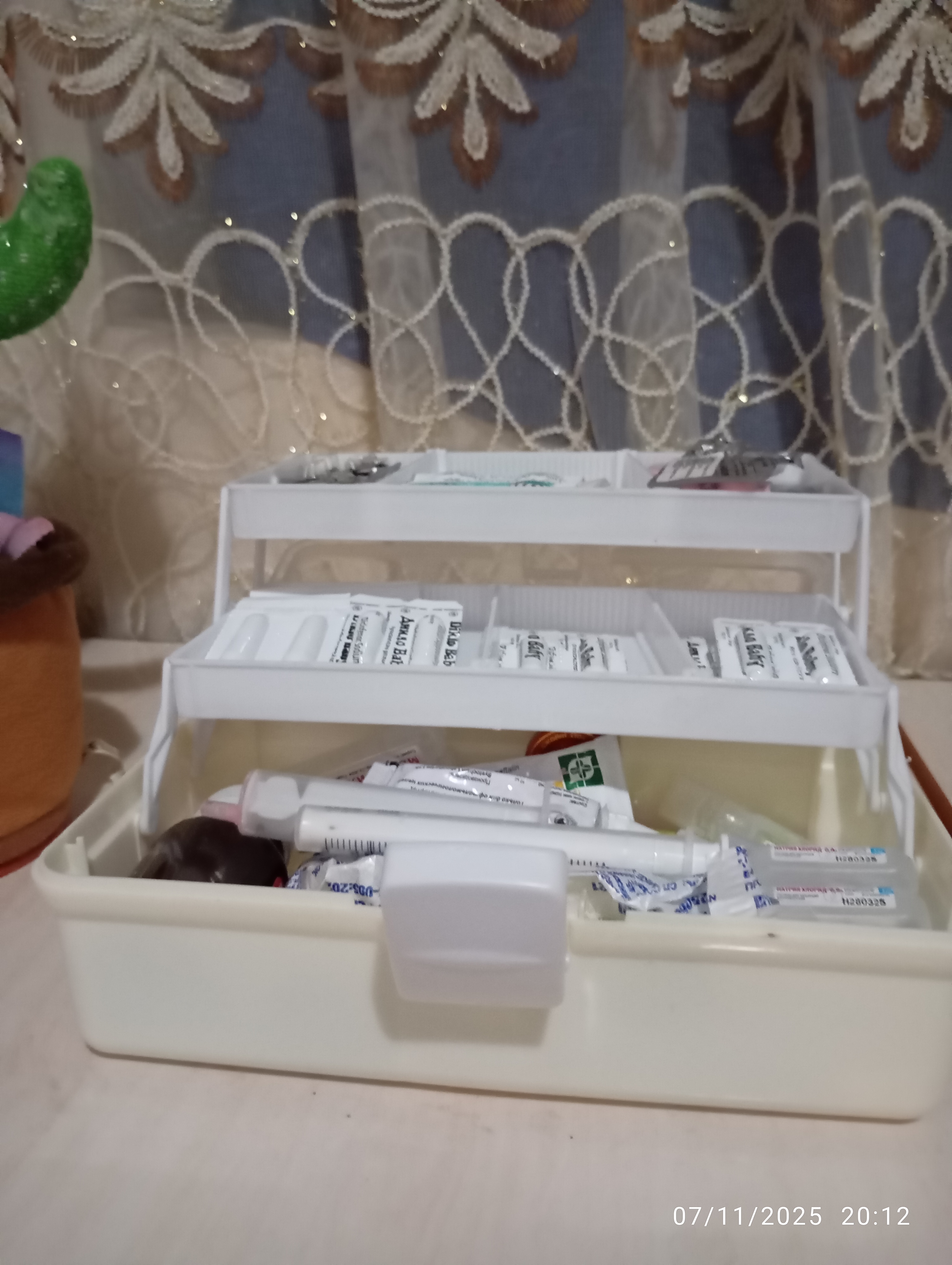 Yo‘l, uy aptechkasi, dori-darmonlarni saqlash uchun organayzer