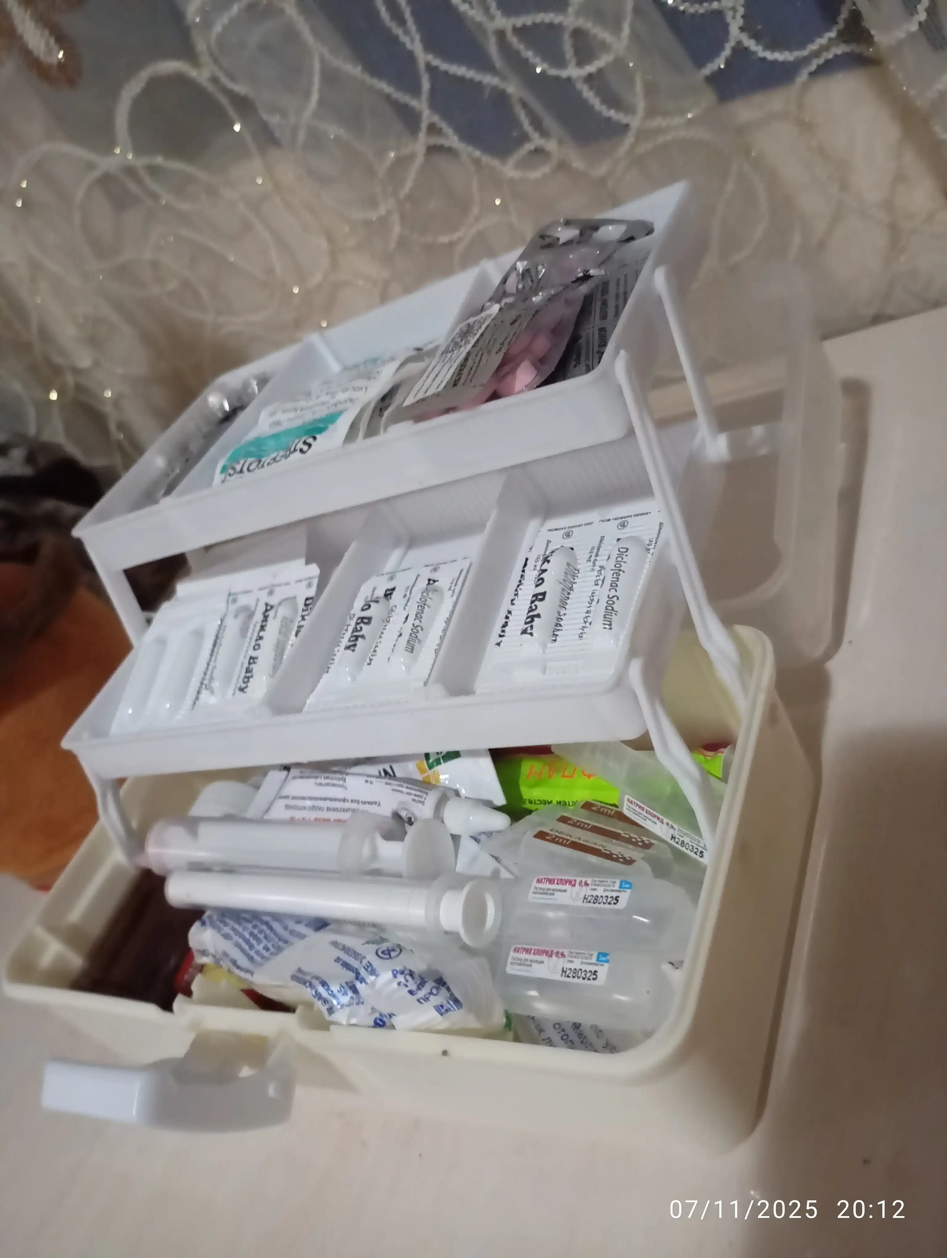 Yo‘l, uy aptechkasi, dori-darmonlarni saqlash uchun organayzer