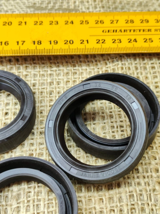 Salnik UKS, 36 mm val uchun, TG4 manjet o‘zaklangan, NBR