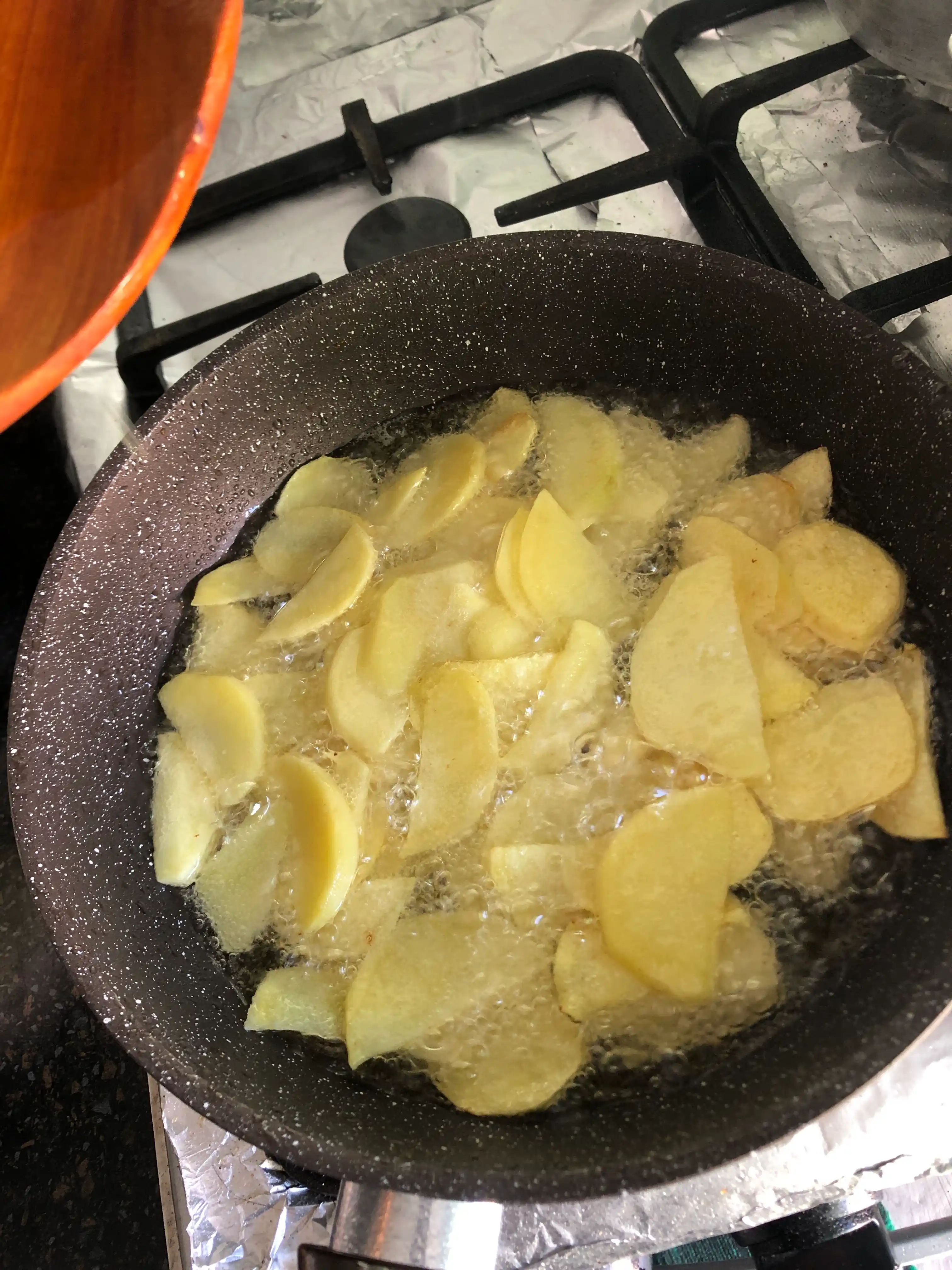 Kukmara "Mramor" skovorodka – yopishmaydigan, kofe rangli mramor, quyma tutqichli