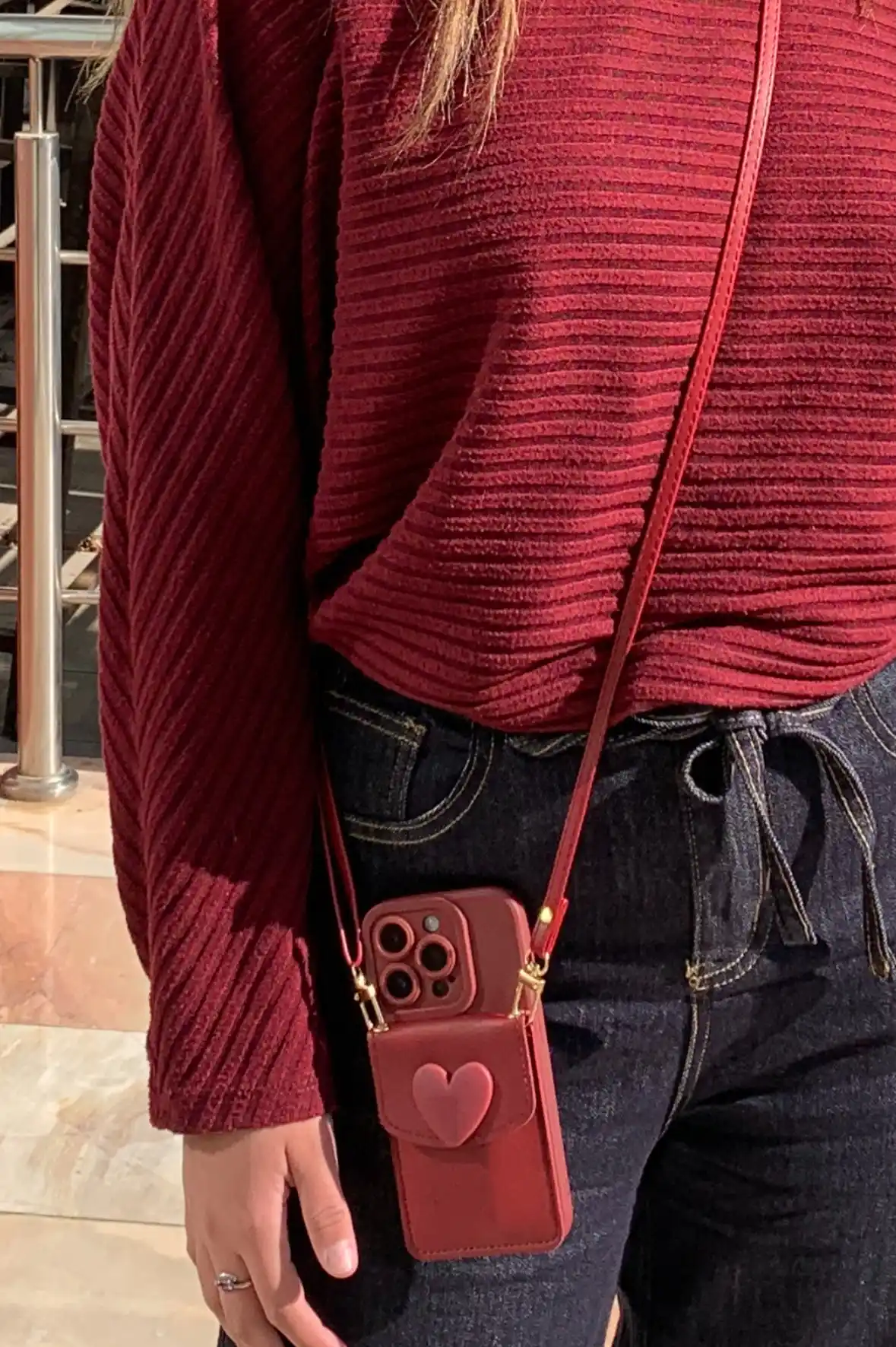 Telefon uchun cho'ntakli va tasmali g‘ilof-sumkacha