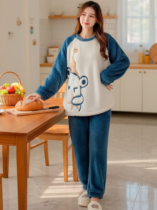 Ayollar uchun pijama tepa past