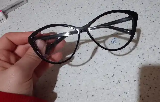 Moviy nurdan himoyalangan ayollar moda ko'zoynaklari