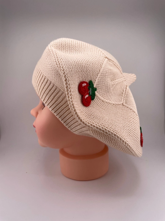 Bolalar uchun trikotaj beret shapka gilos naqshi bilan