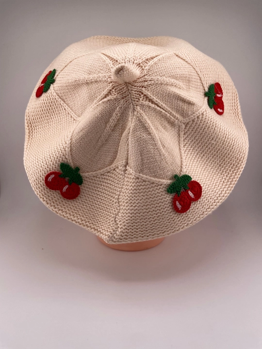 Bolalar uchun trikotaj beret shapka gilos naqshi bilan
