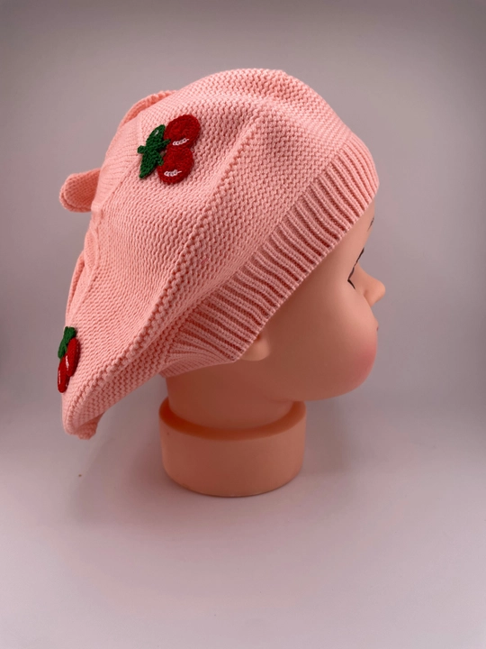 Bolalar uchun trikotaj beret shapka gilos naqshi bilan