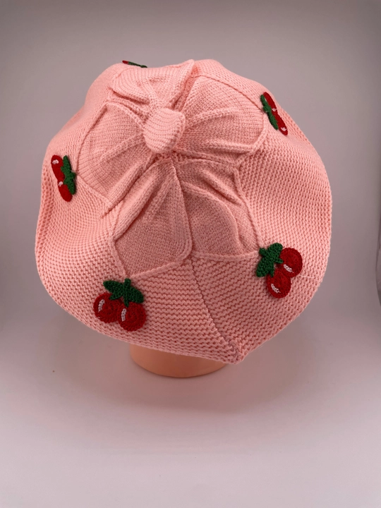 Bolalar uchun trikotaj beret shapka gilos naqshi bilan