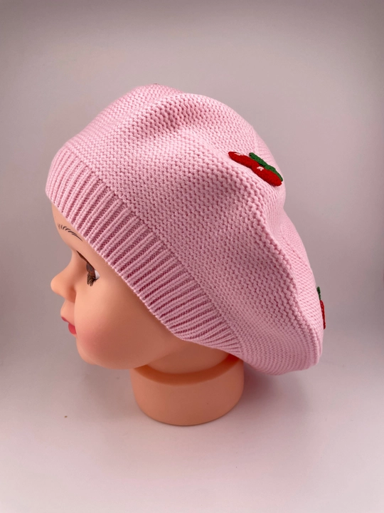 Bolalar uchun trikotaj beret shapka gilos naqshi bilan