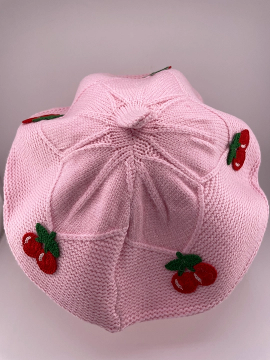 Bolalar uchun trikotaj beret shapka gilos naqshi bilan