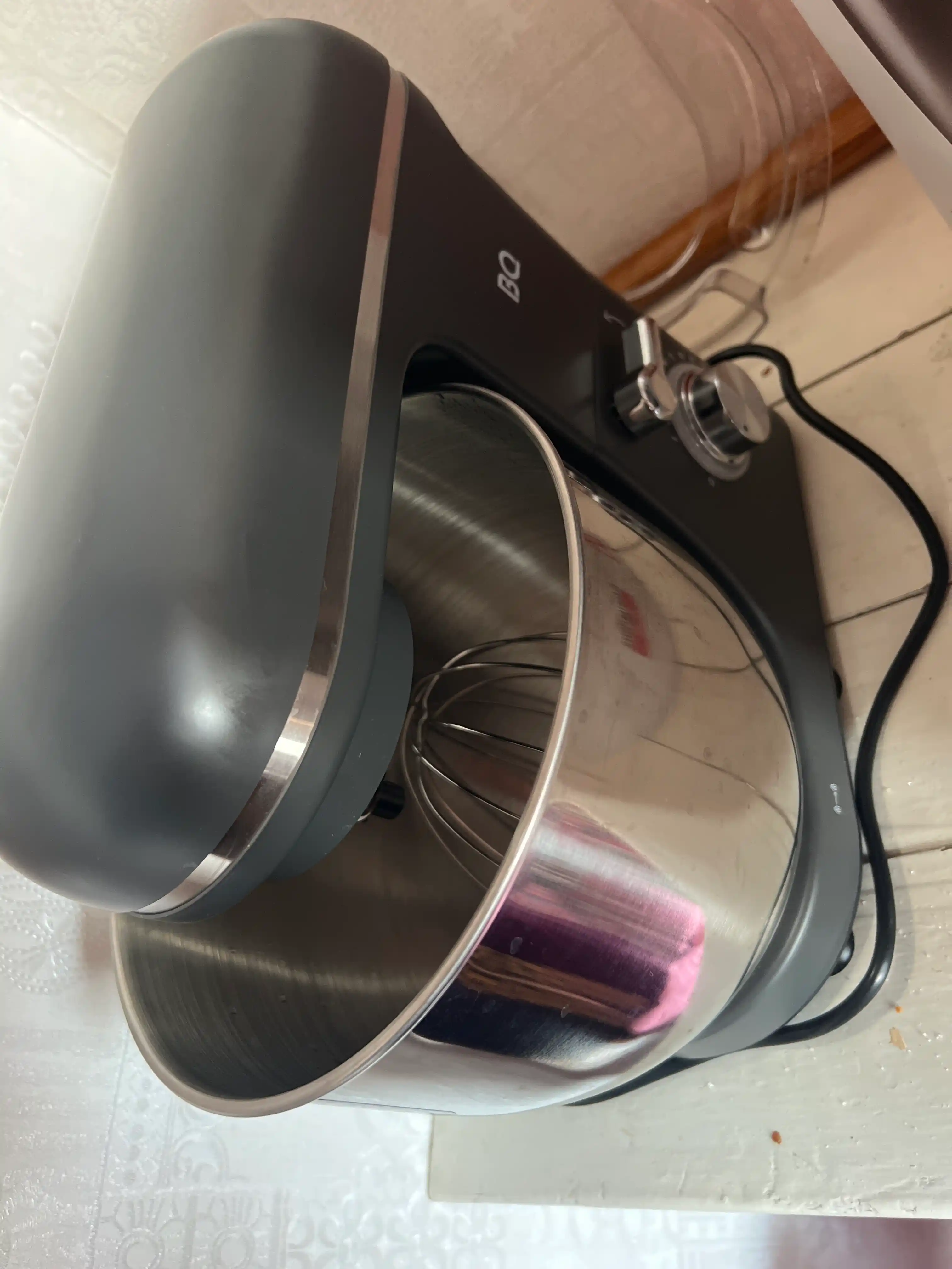 BQ MX840 planetar mikser, quvvati 1600 Vt, idish hajmi 5,5 l, 10 ta tezlik rejimi