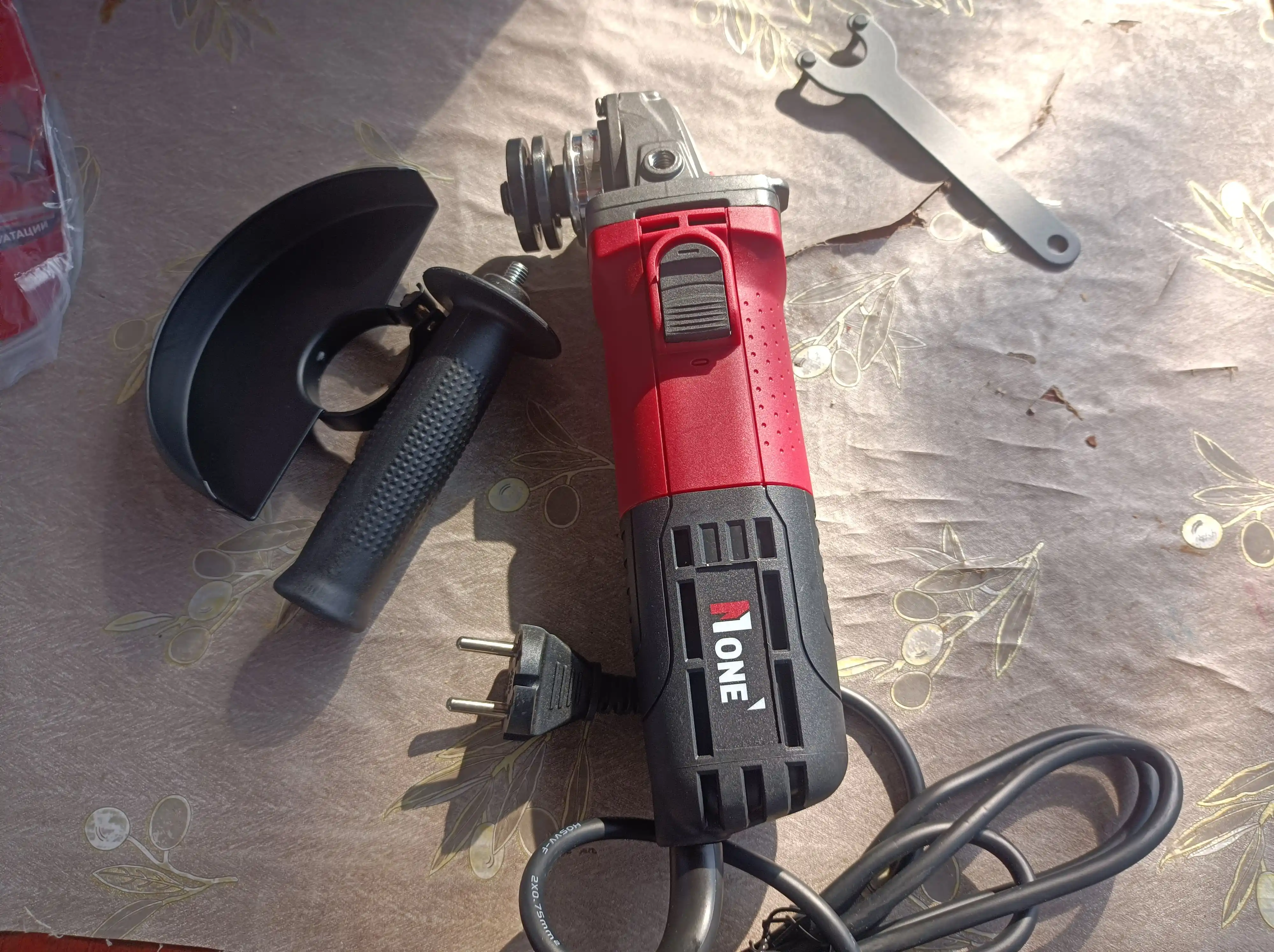 Elektr bolgarka, UShM NUMBER ONE Number One AG850/125-1, 850 Vt, disk 125 mm