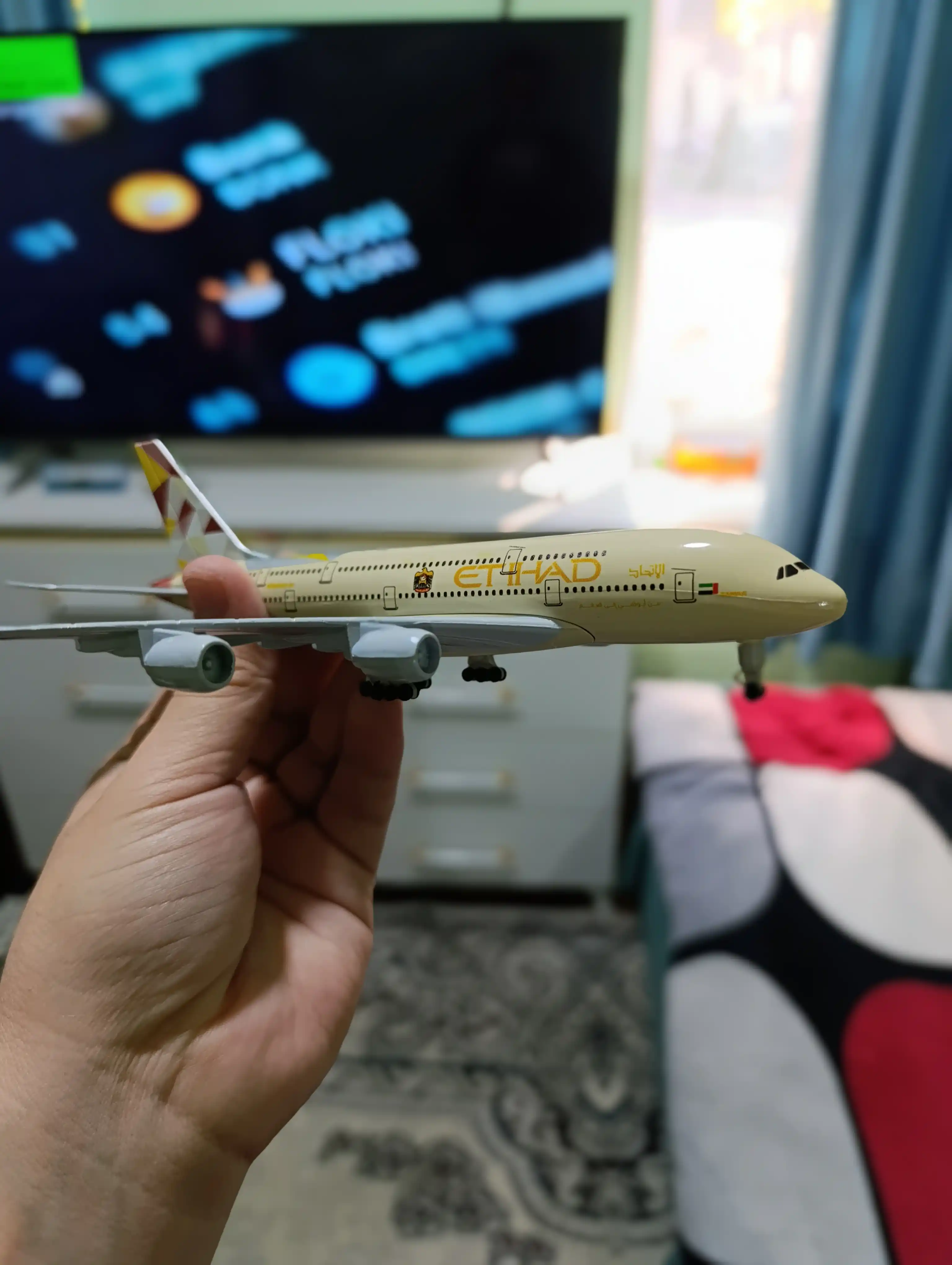 Модель самолёта Airbus A380, Etihad Airways, 20 см, металл+пластик, шасси есть