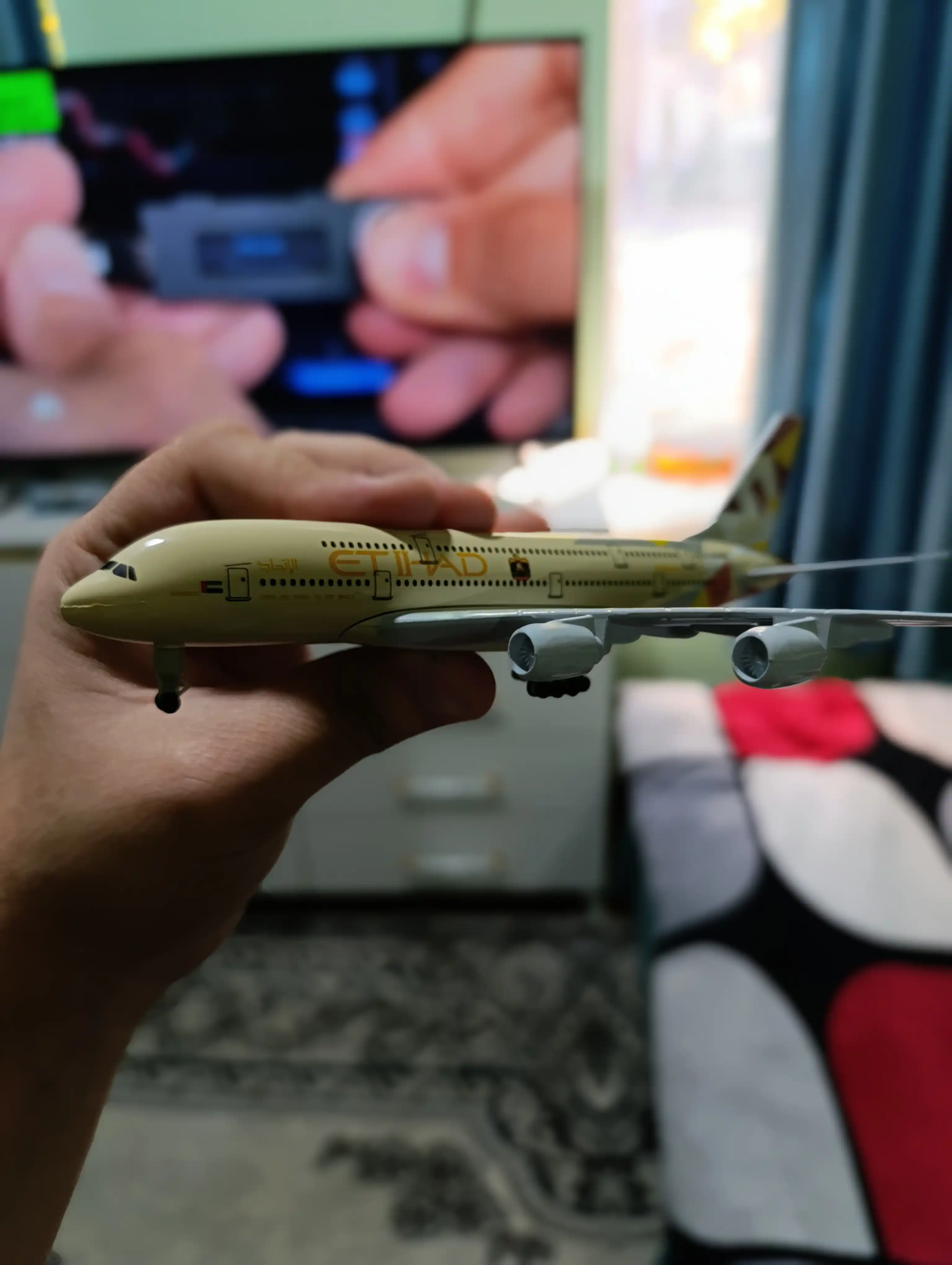 Модель самолёта Airbus A380, Etihad Airways, 20 см, металл+пластик, шасси есть