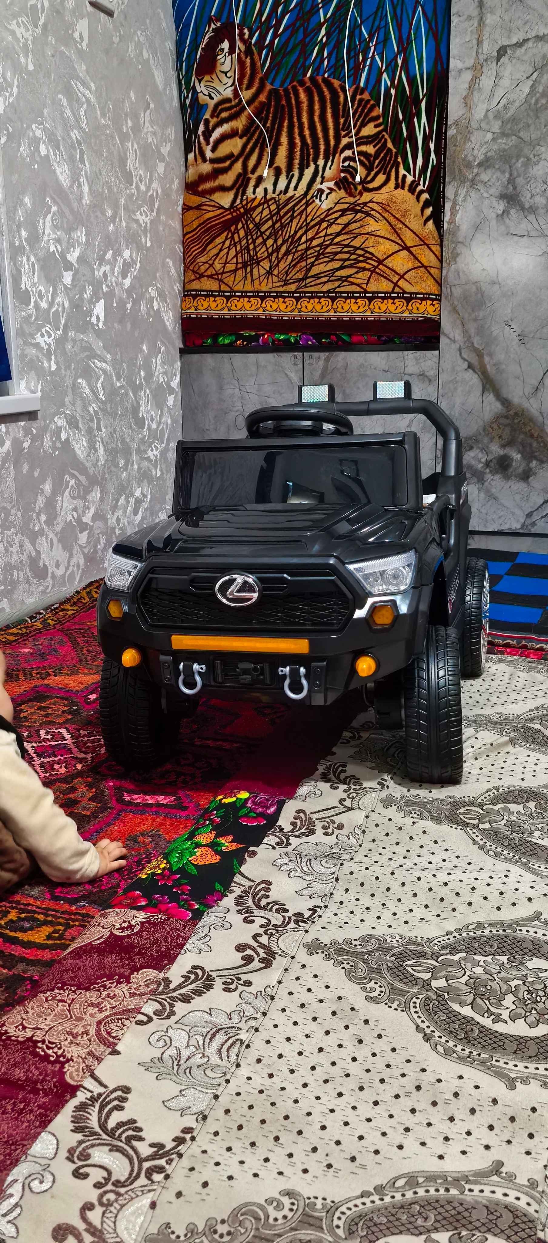 Bolalar elektromobili, radio orqali boshqariladigan pult bilan
