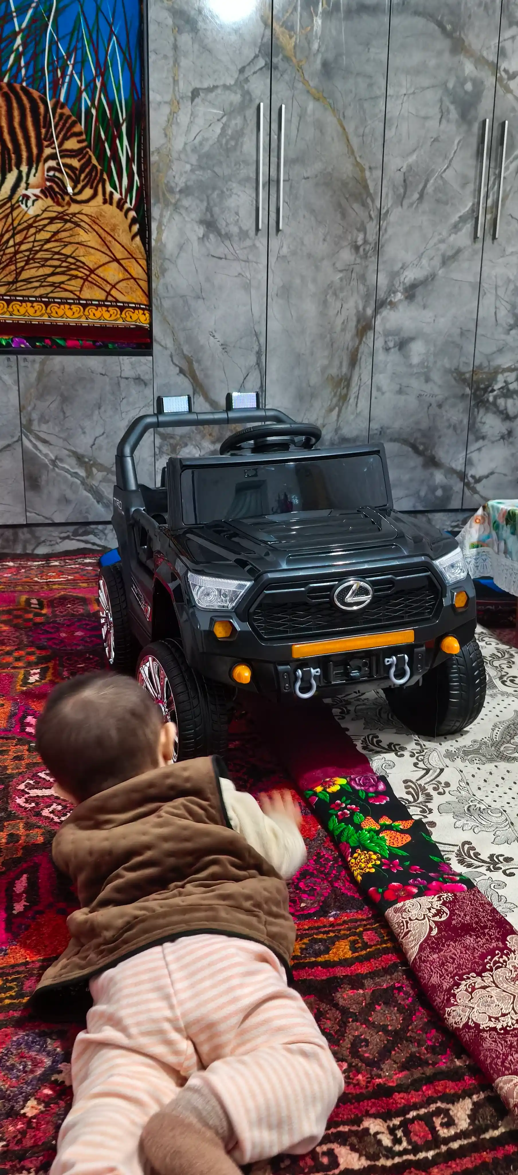 Bolalar elektromobili, radio orqali boshqariladigan pult bilan