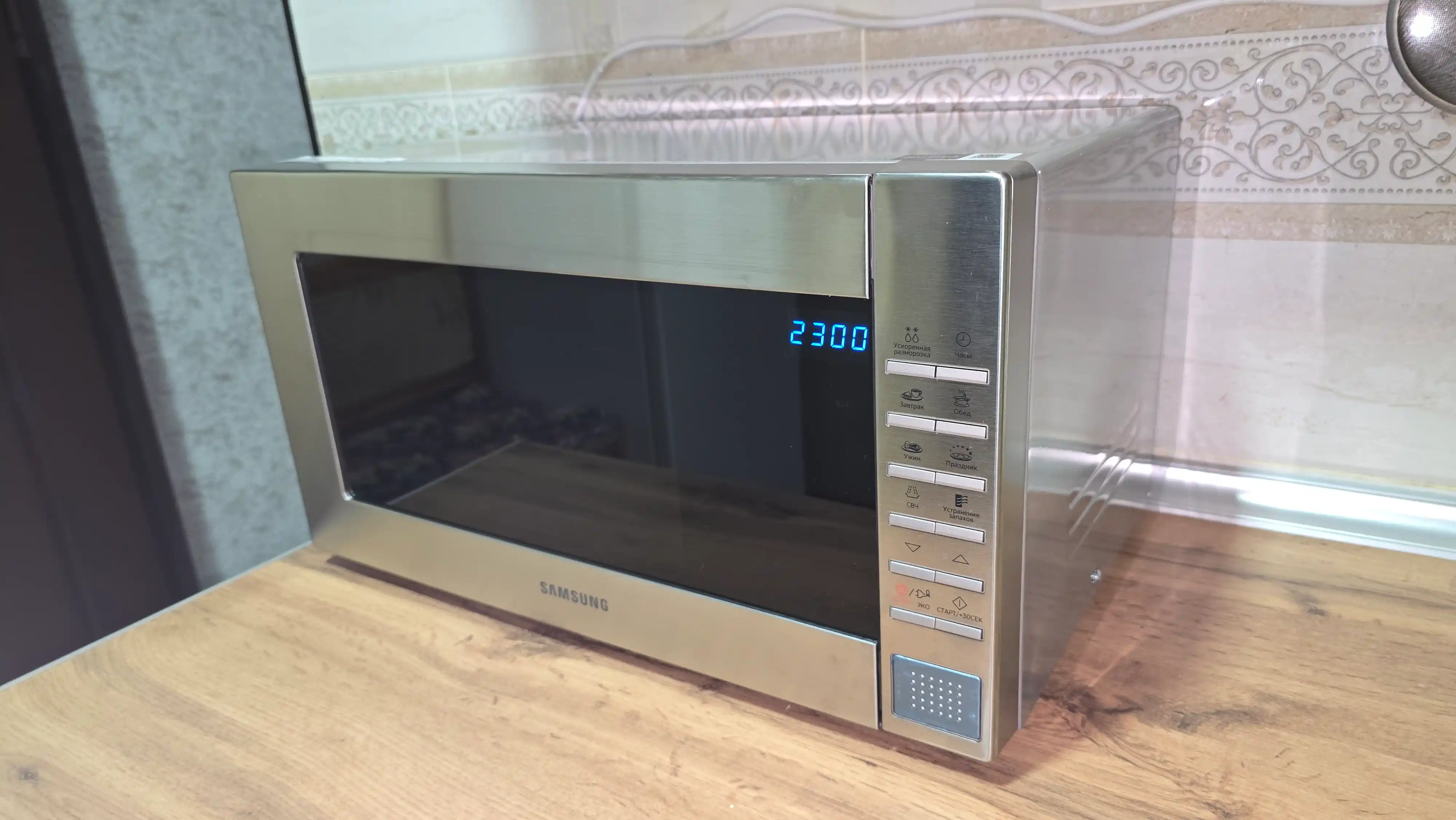 Mikroto‘lqinli pech Samsung ME88, 23 l, 800 Vt, tez isitish va muzdan tushirish