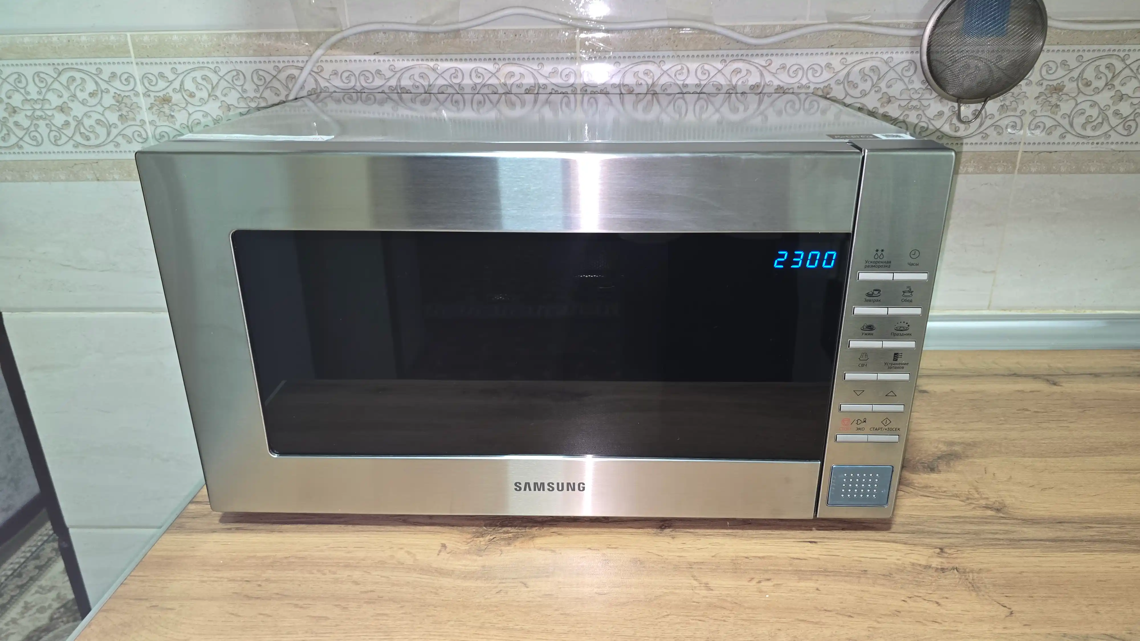 Mikroto‘lqinli pech Samsung ME88, 23 l, 800 Vt, tez isitish va muzdan tushirish