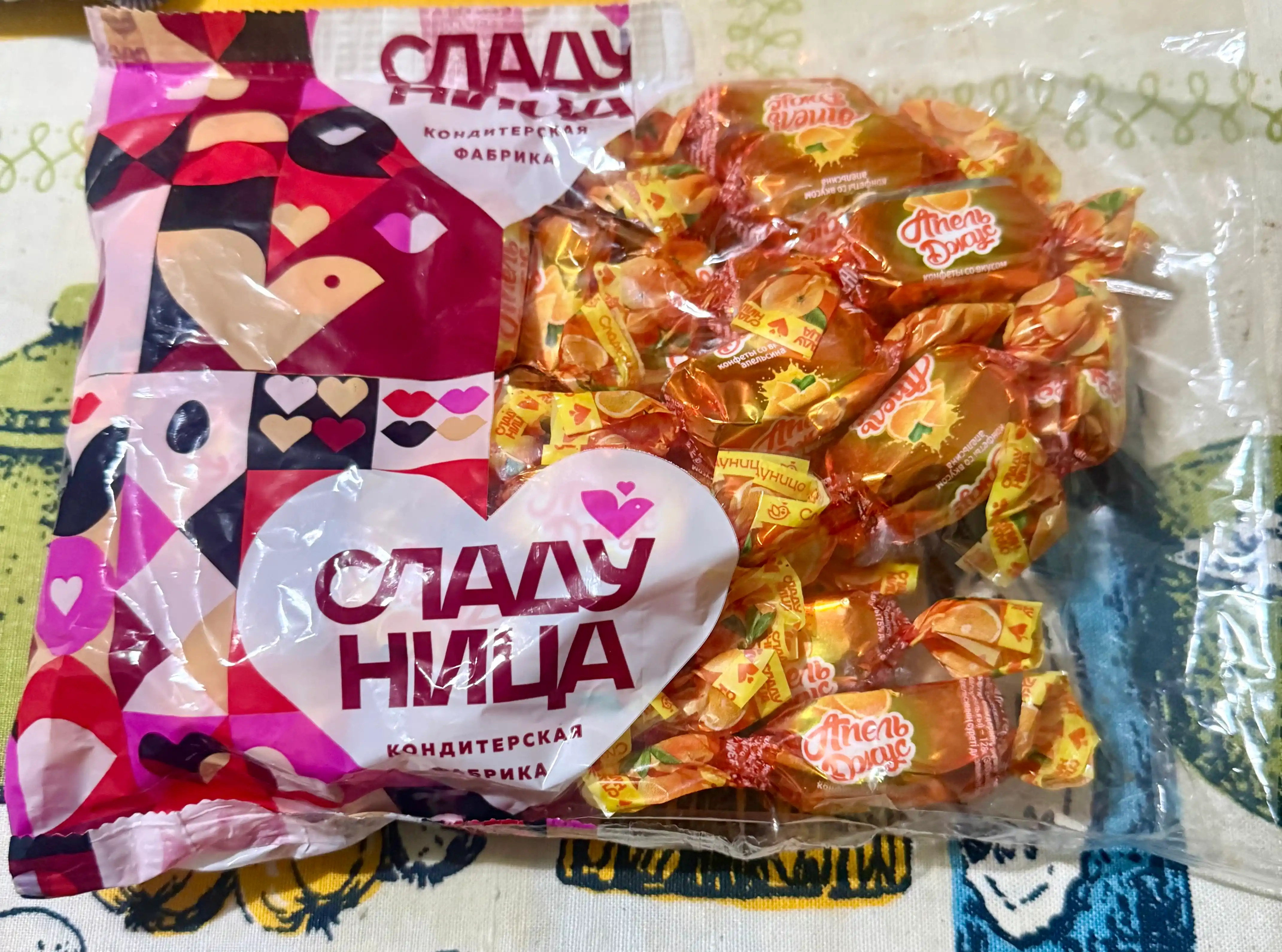 Sladunitsa - Konfetlar Apel Jus jele va shokoladli Cherry Jus, 500 g