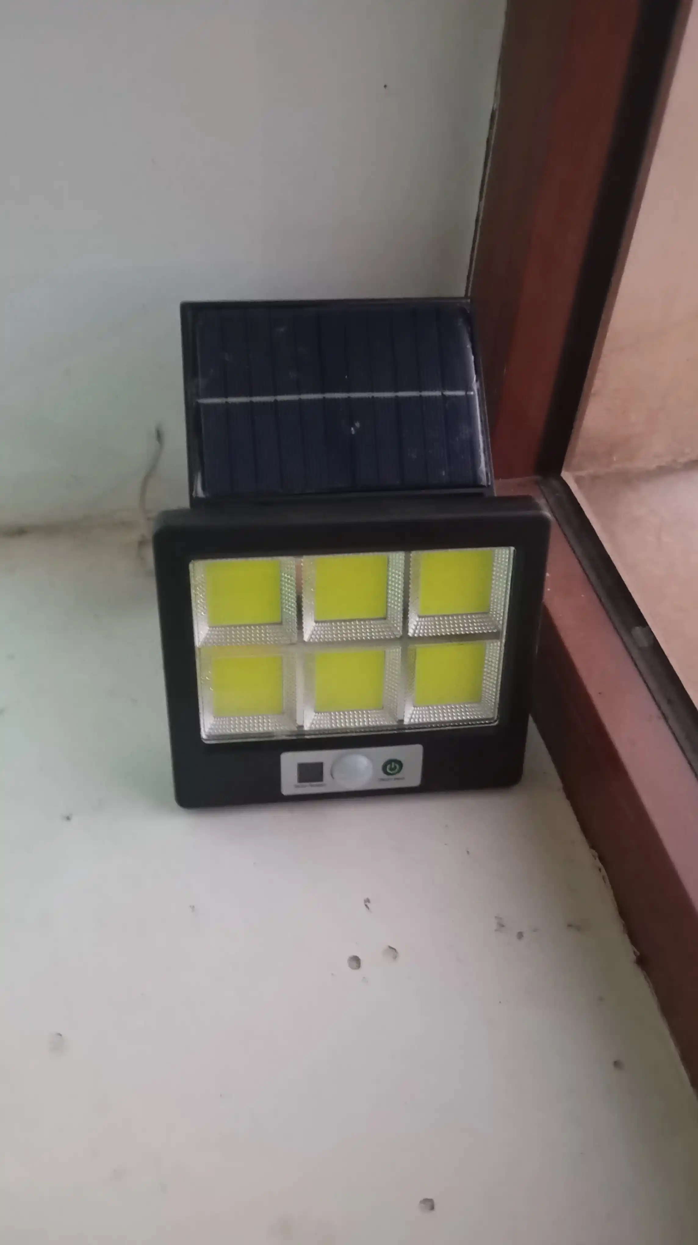 Солнечный LED прожектор 30W для уличного освещения влагозащищённый