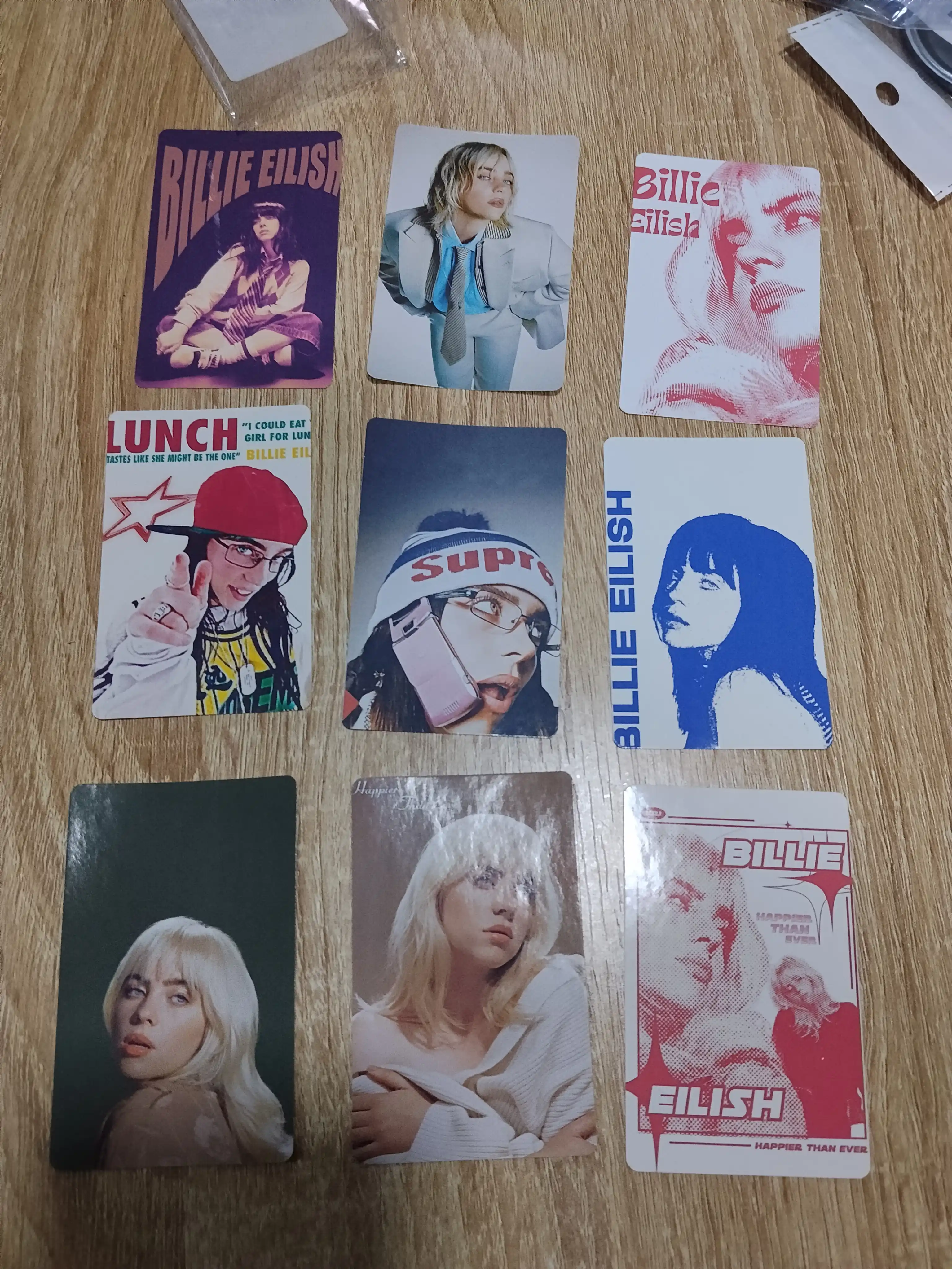 Pop yulduzlari bilan kartochkalar, g‘ilof ostiga, Billie Eilish, Lana Del Rey