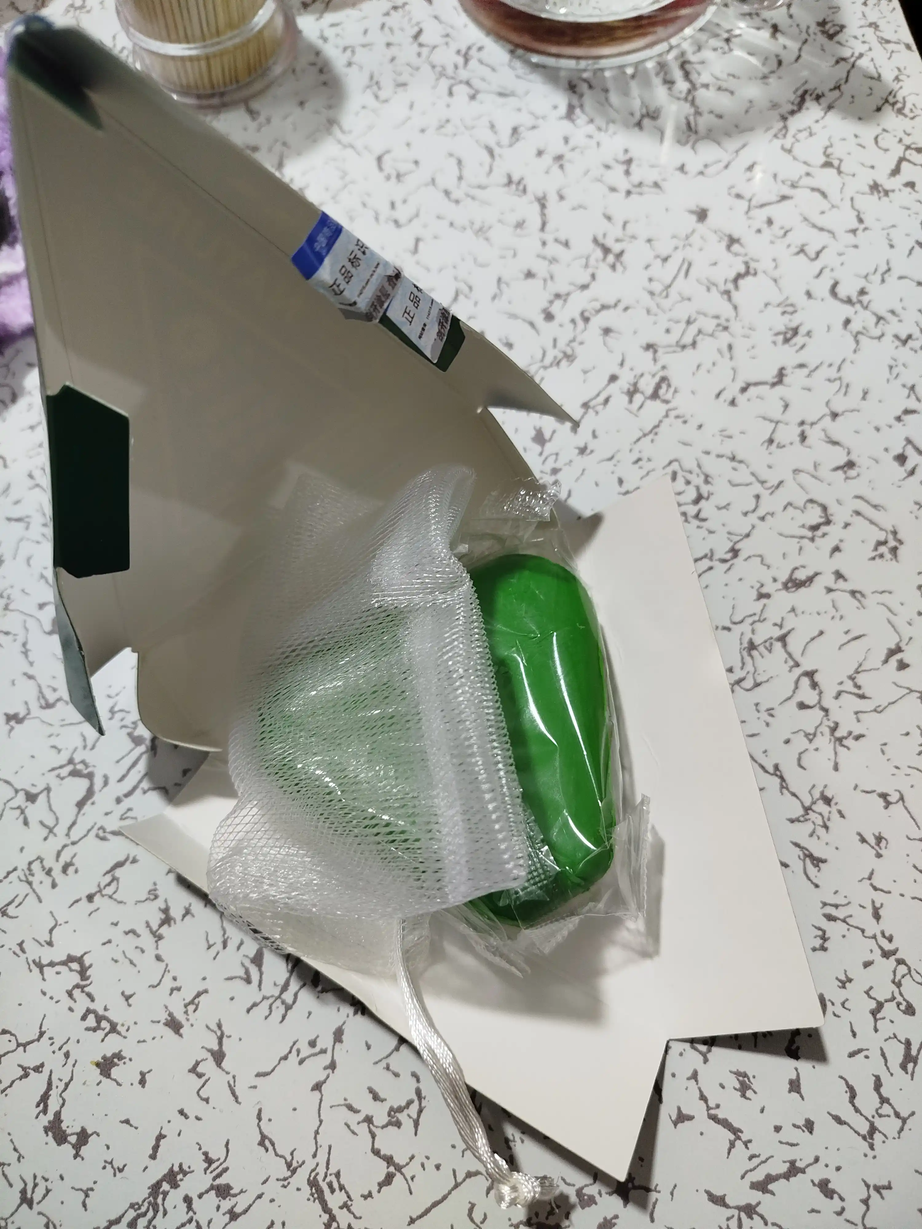 Sochni mustahkamlash uchun qattiq shampun–sovun vositasi
